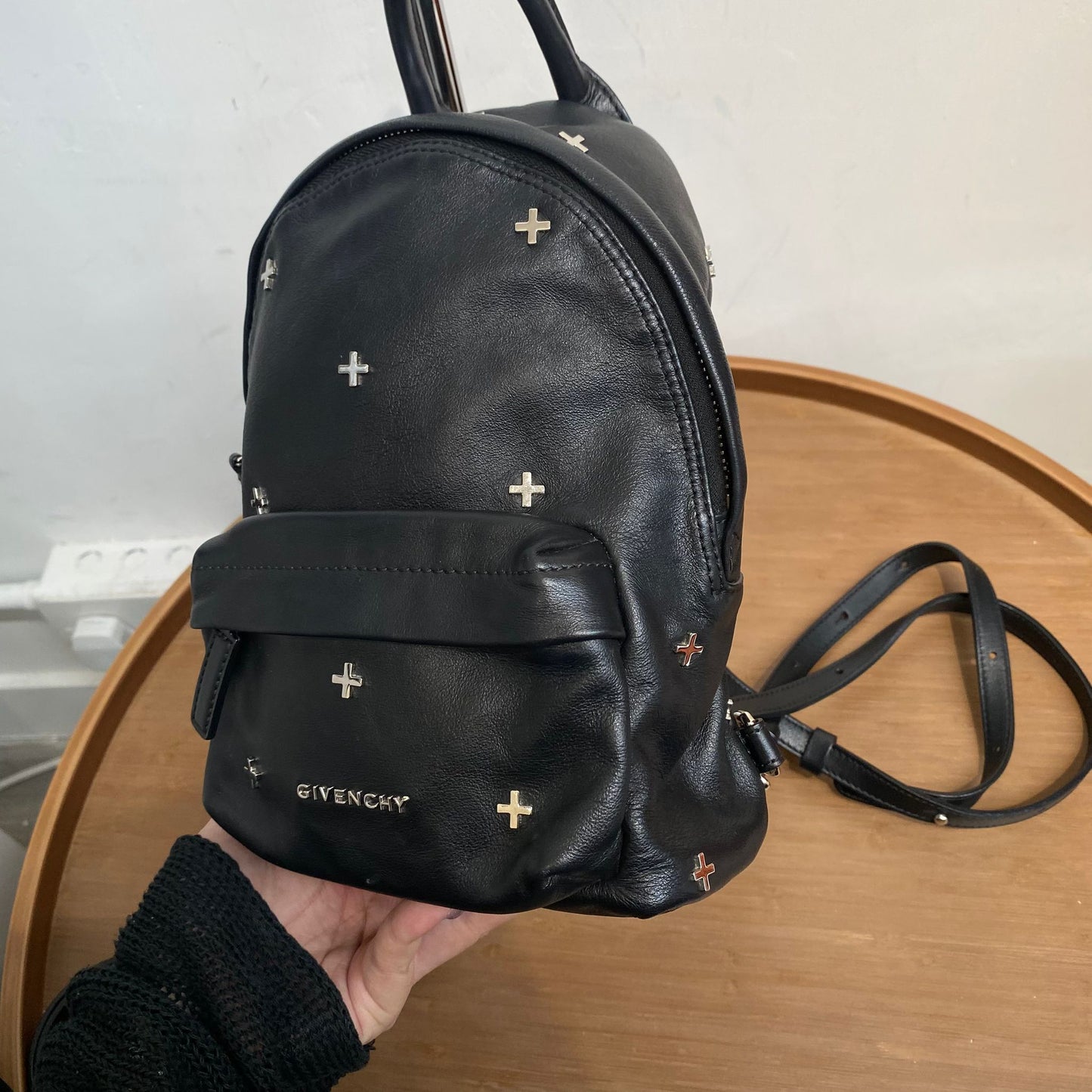GIVENCHY十字黑皮背囊