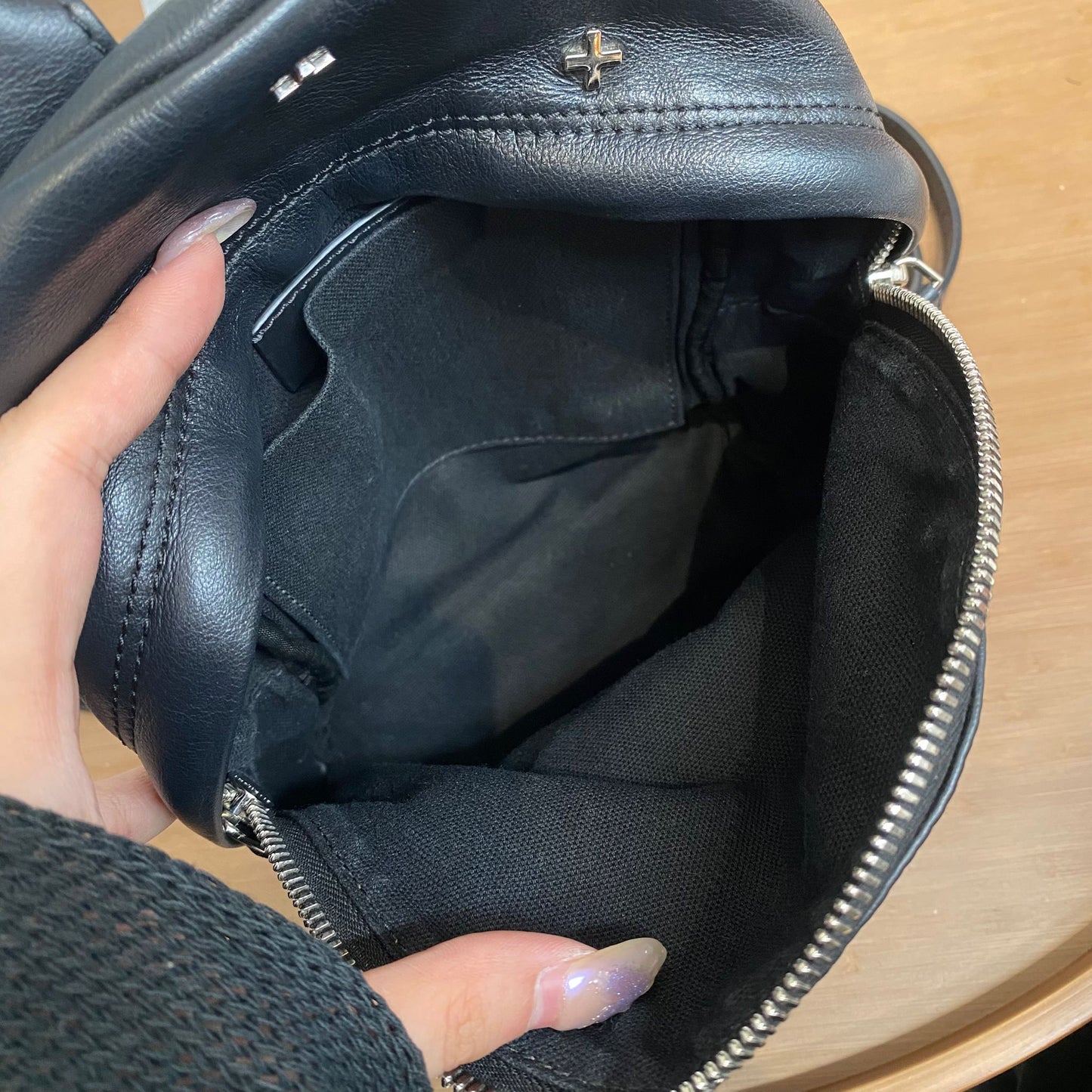 GIVENCHY十字黑皮背囊