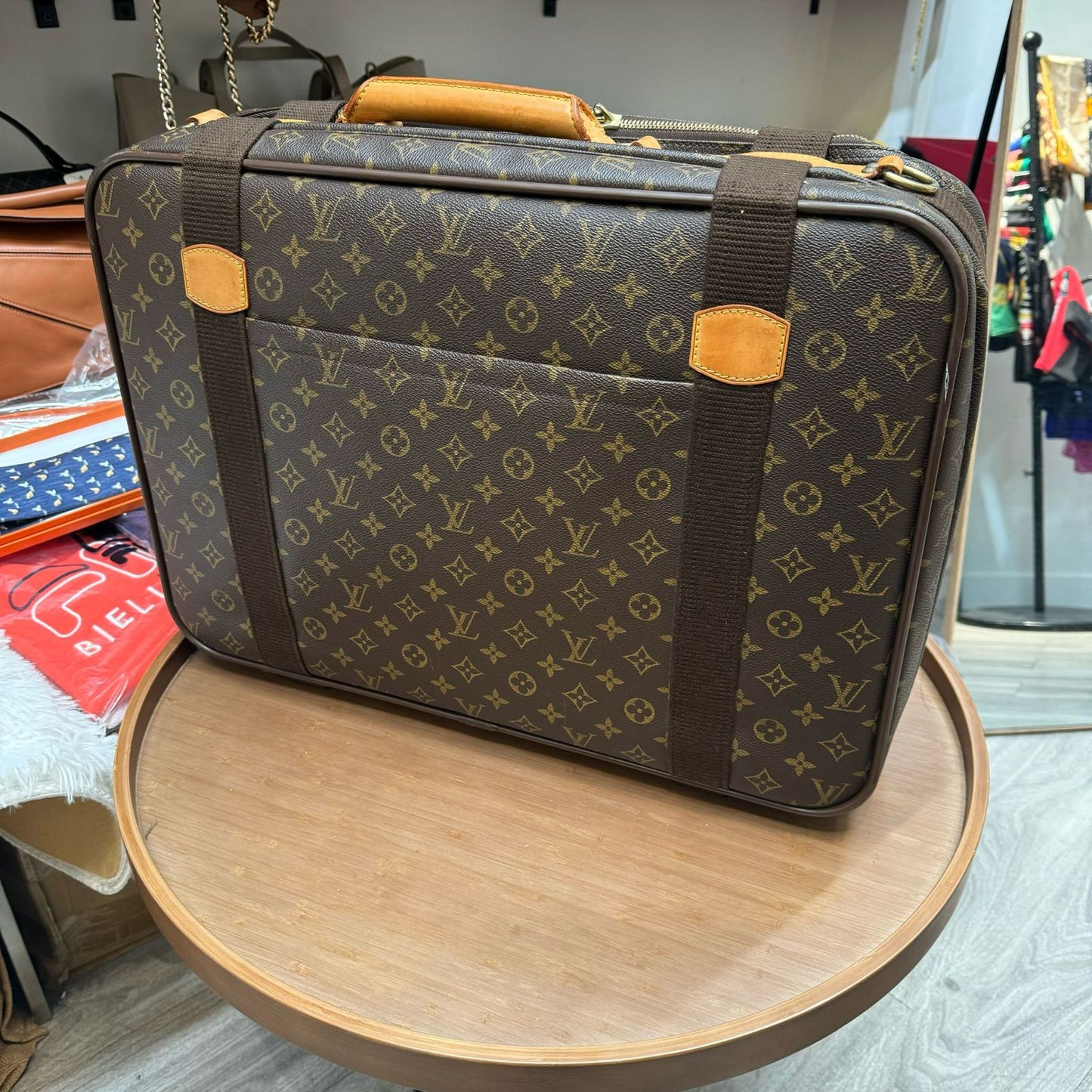 LV 行李箱