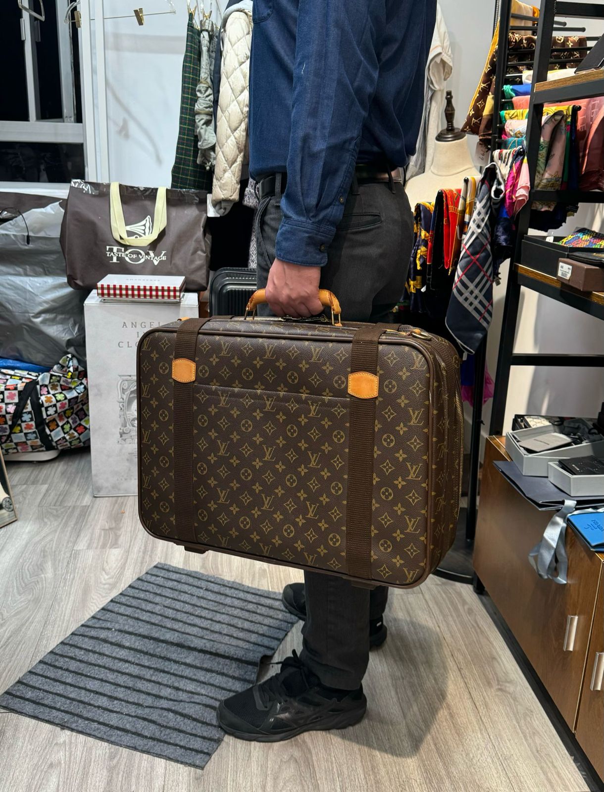 LV 行李箱
