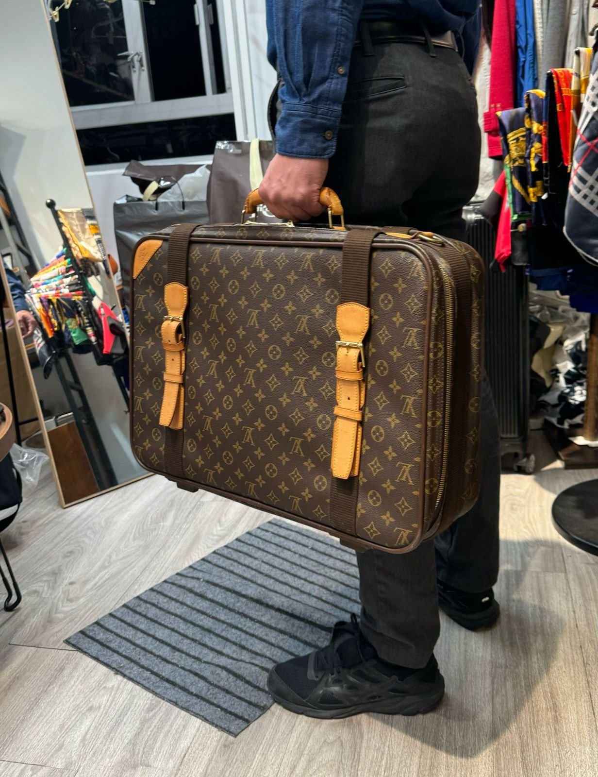 LV 行李箱