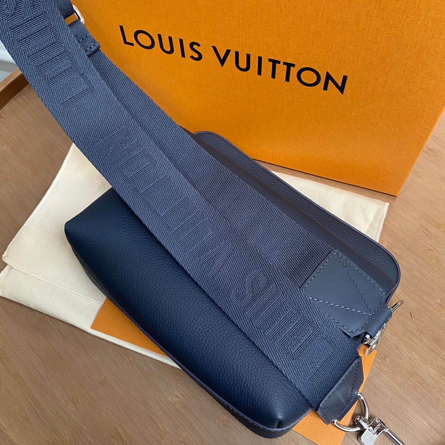 LV Fastline 郵差包 M24750