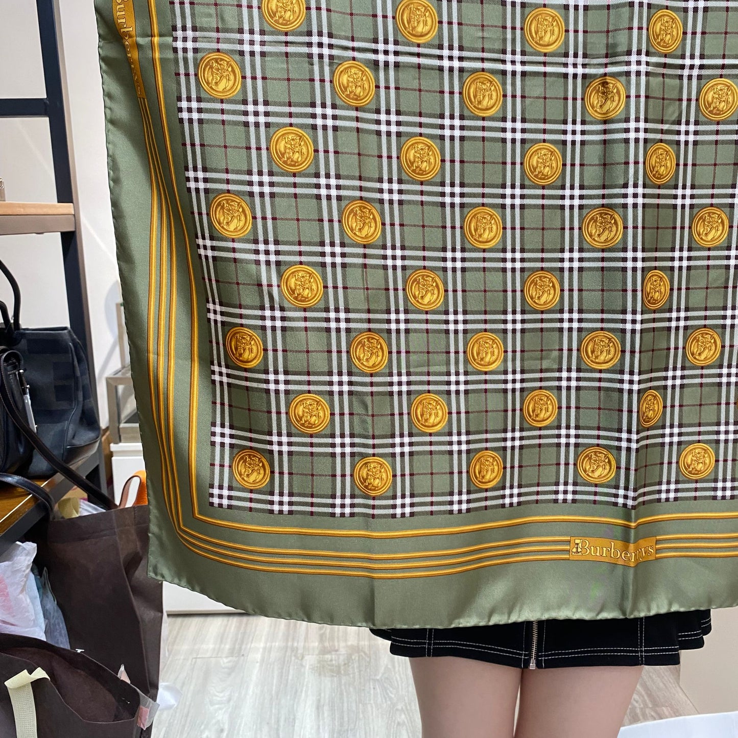 Burberry 100%真絲大絲巾 有tag