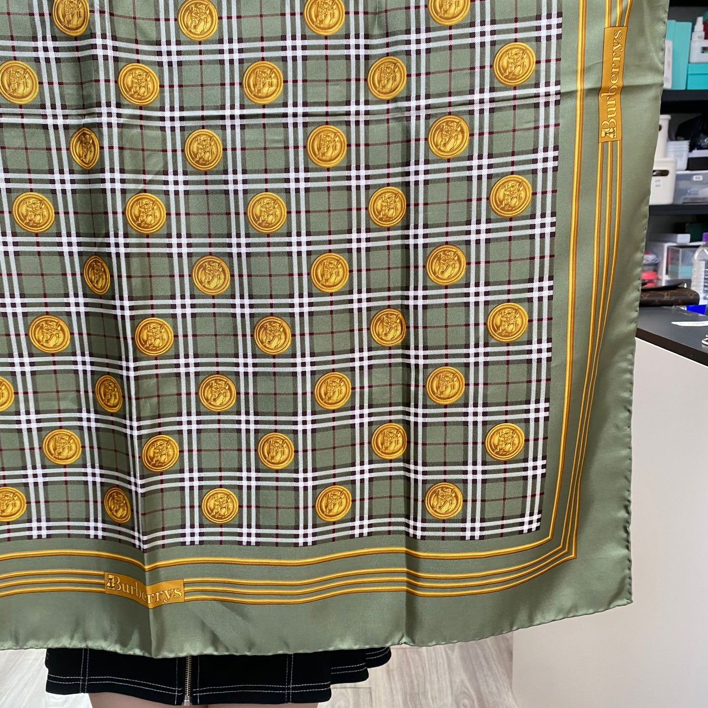Burberry 100%真絲大絲巾 有tag