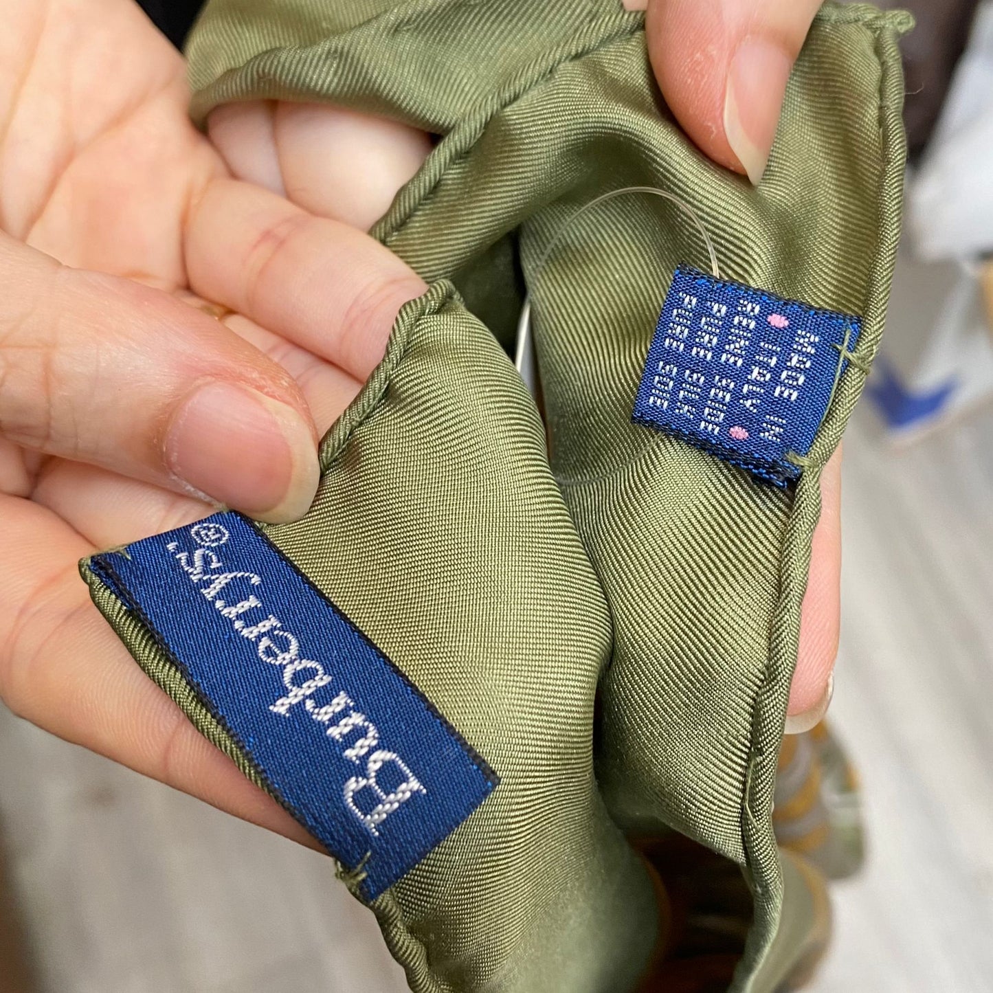 Burberry 100%真絲大絲巾 有tag