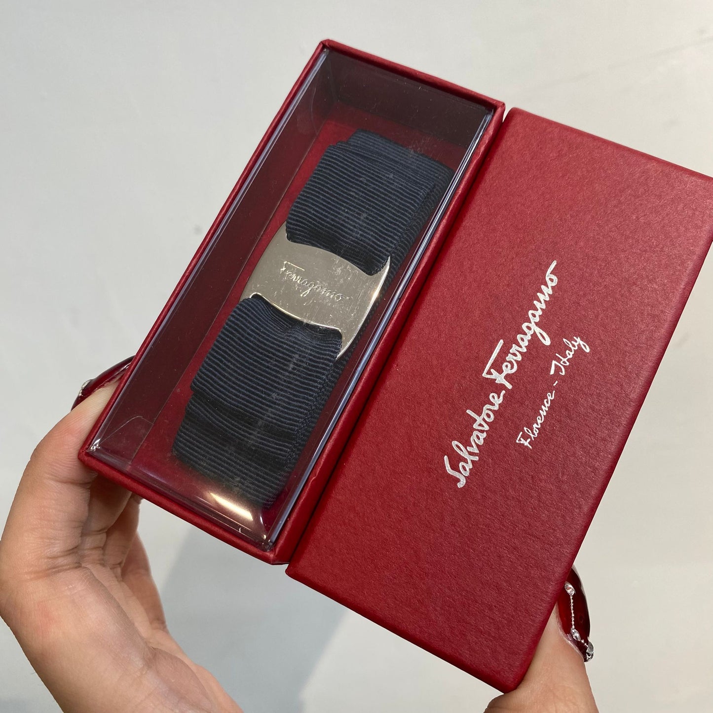 Ferragamo深藍髮夾 有盒