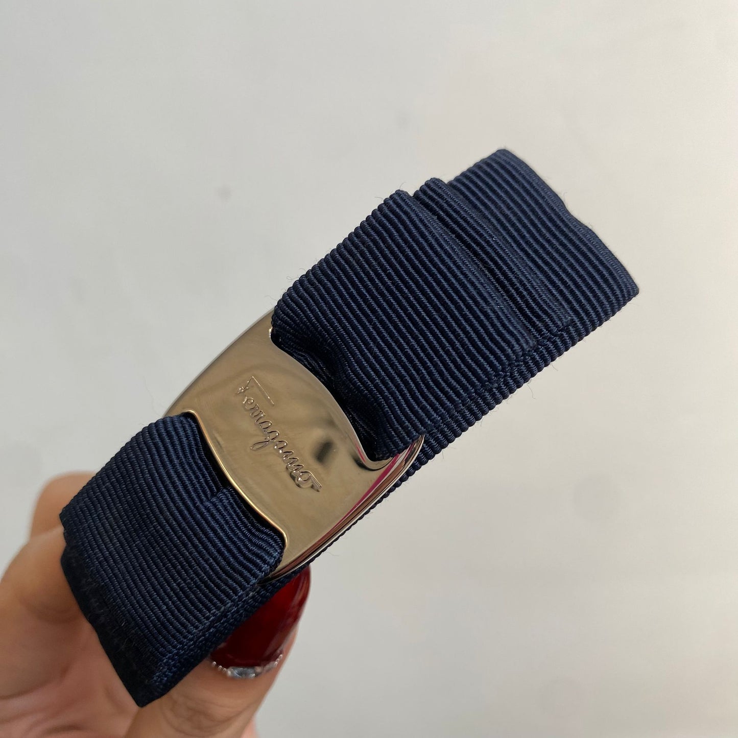 Ferragamo深藍髮夾 有盒