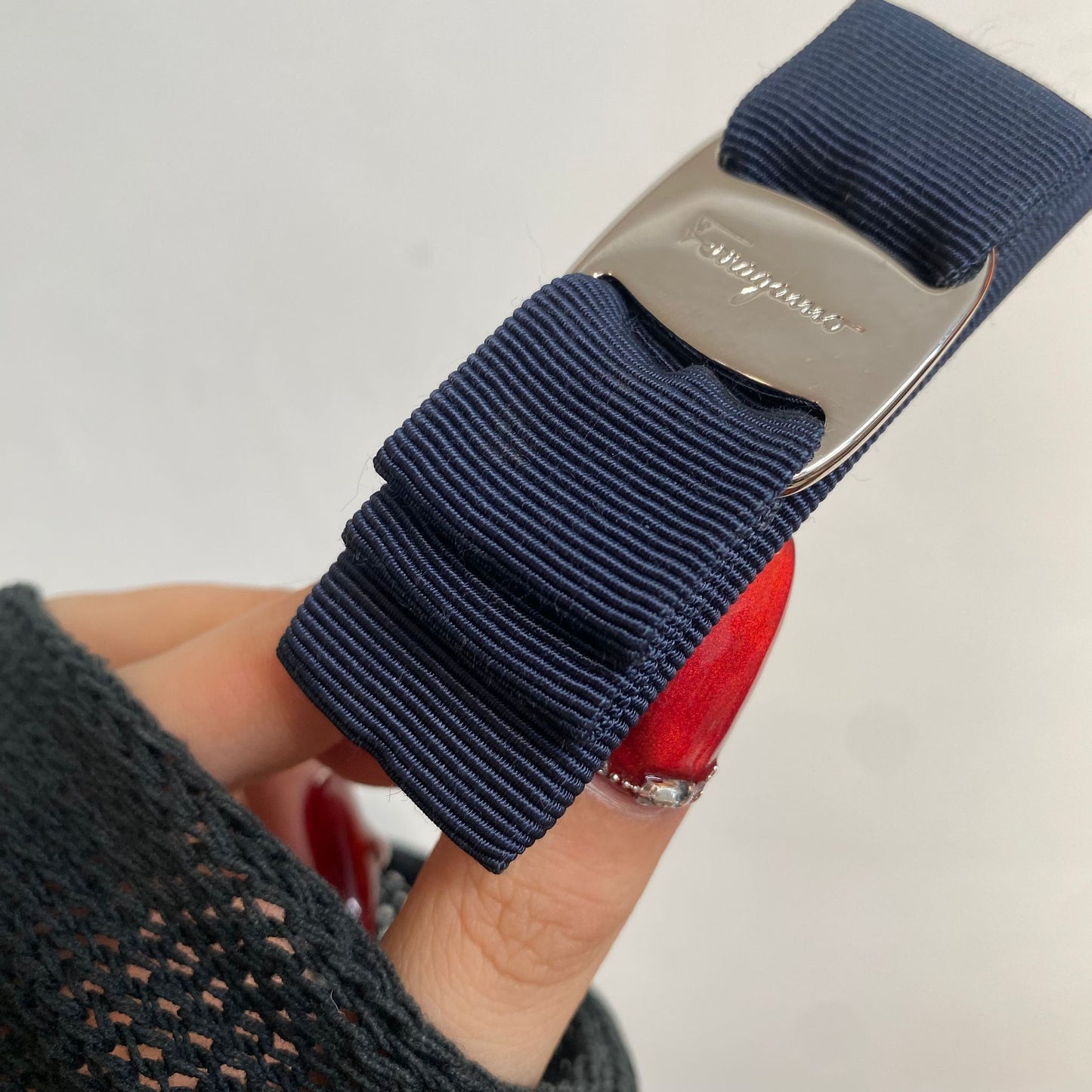 Ferragamo深藍髮夾 有盒