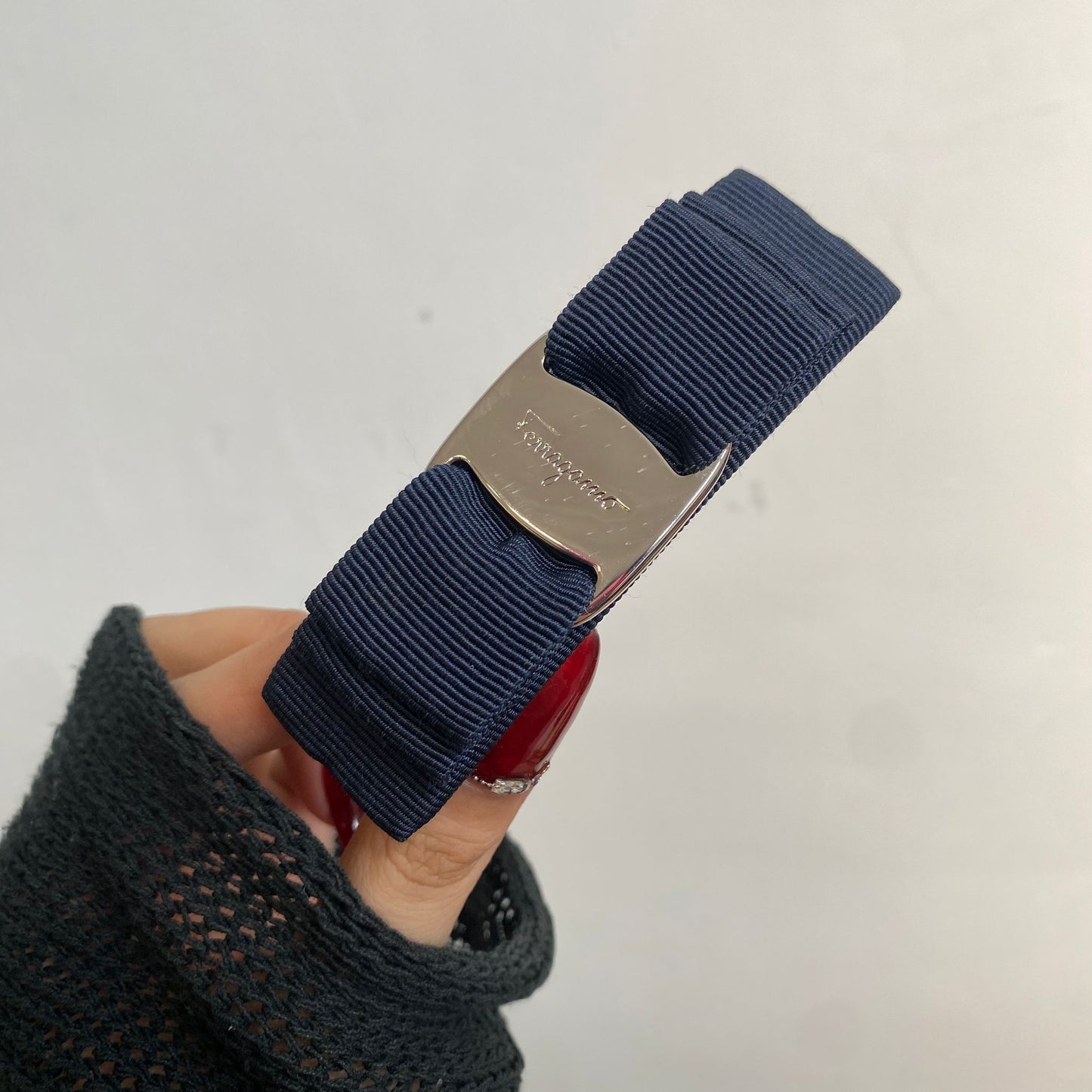 Ferragamo深藍髮夾 有盒