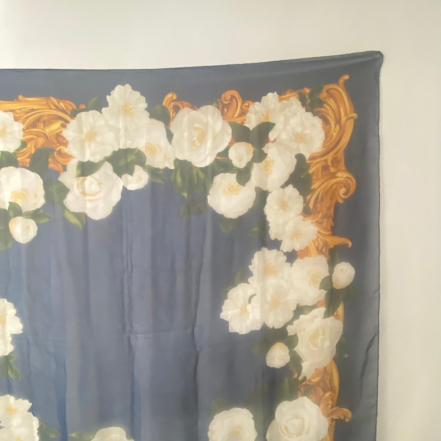 Chanel 100%真絲大絲巾 藍白花 有tag