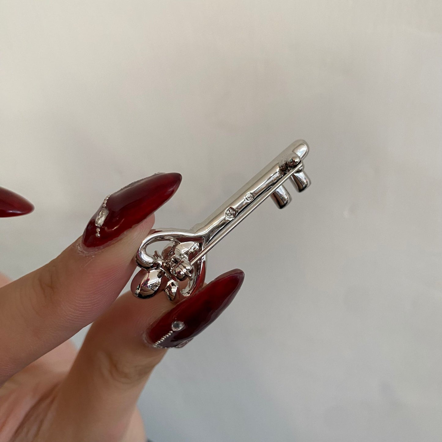 SWAROVSKI鎖匙心口針
