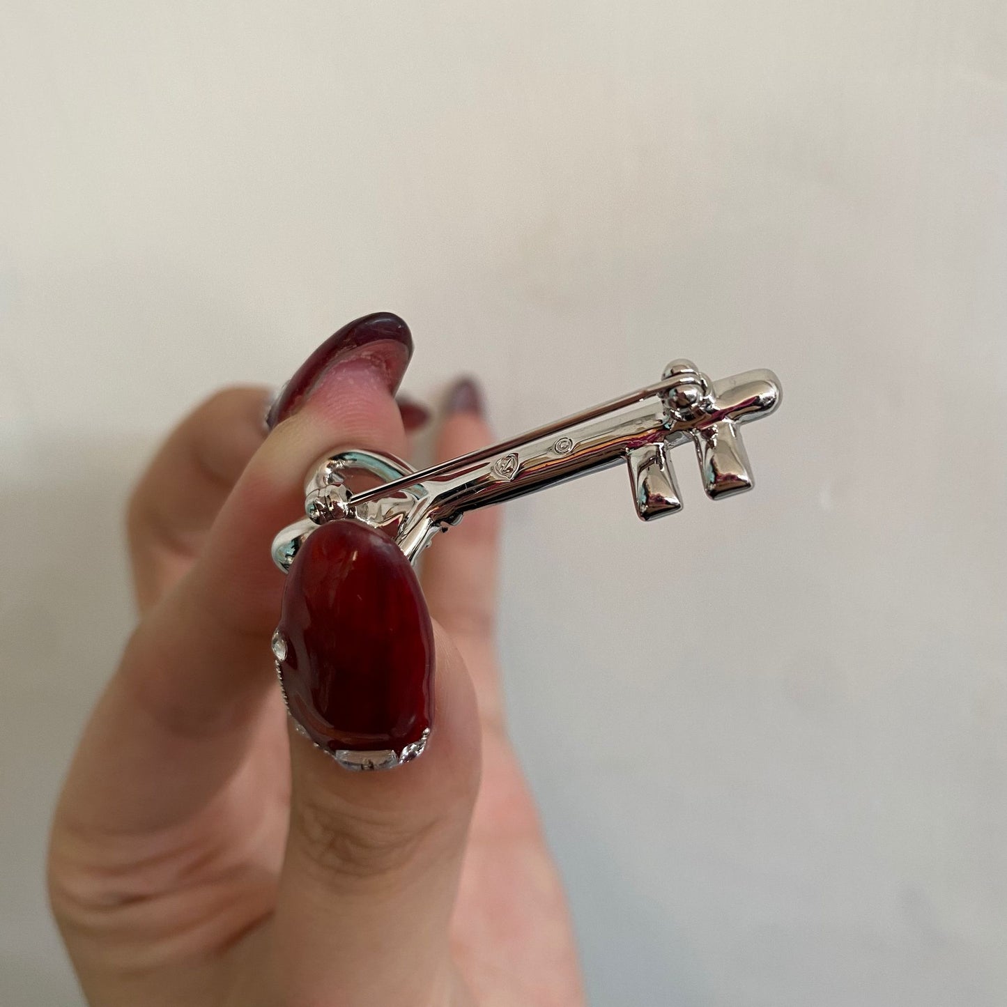SWAROVSKI鎖匙心口針