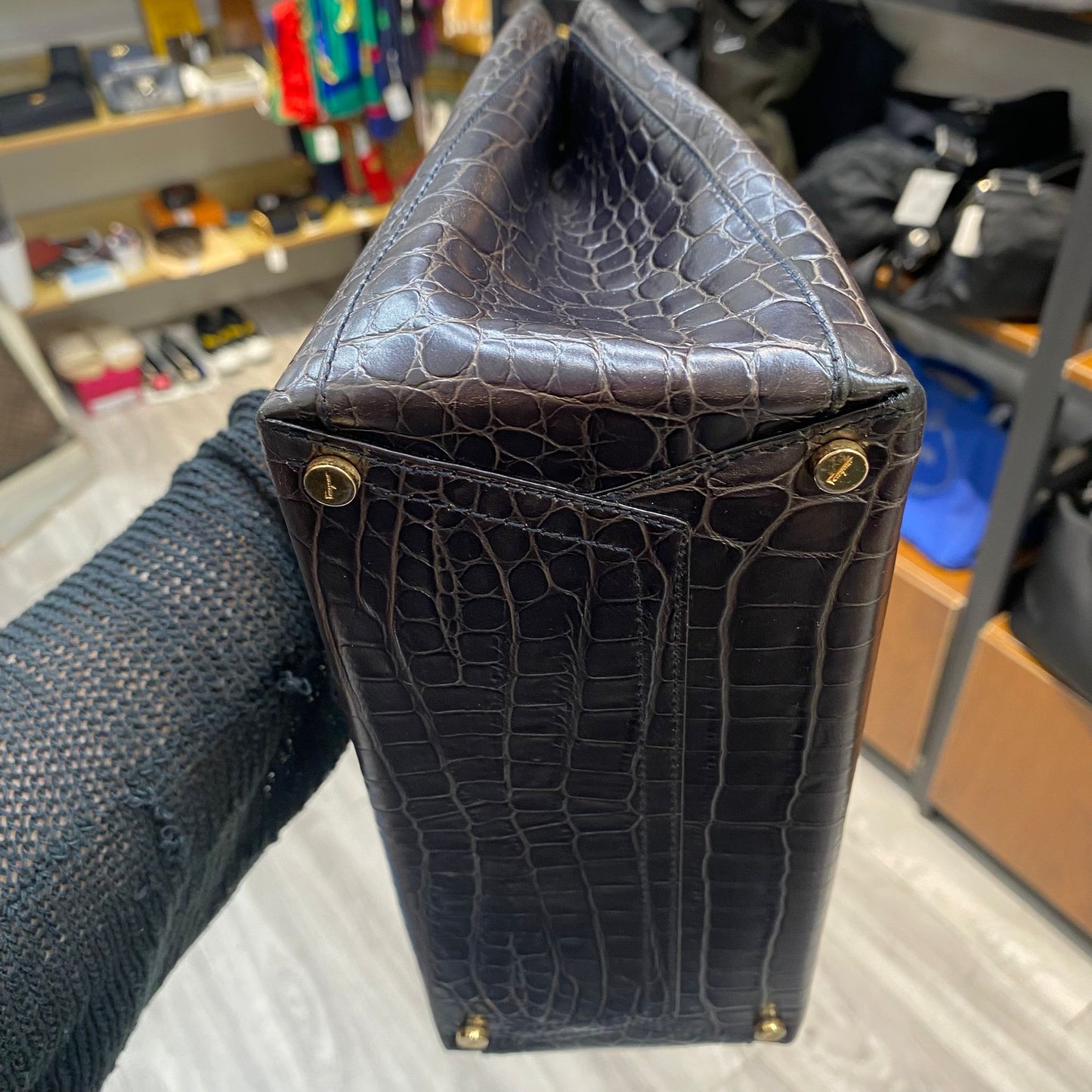 Ferragamo 鱷魚皮壓紋袋