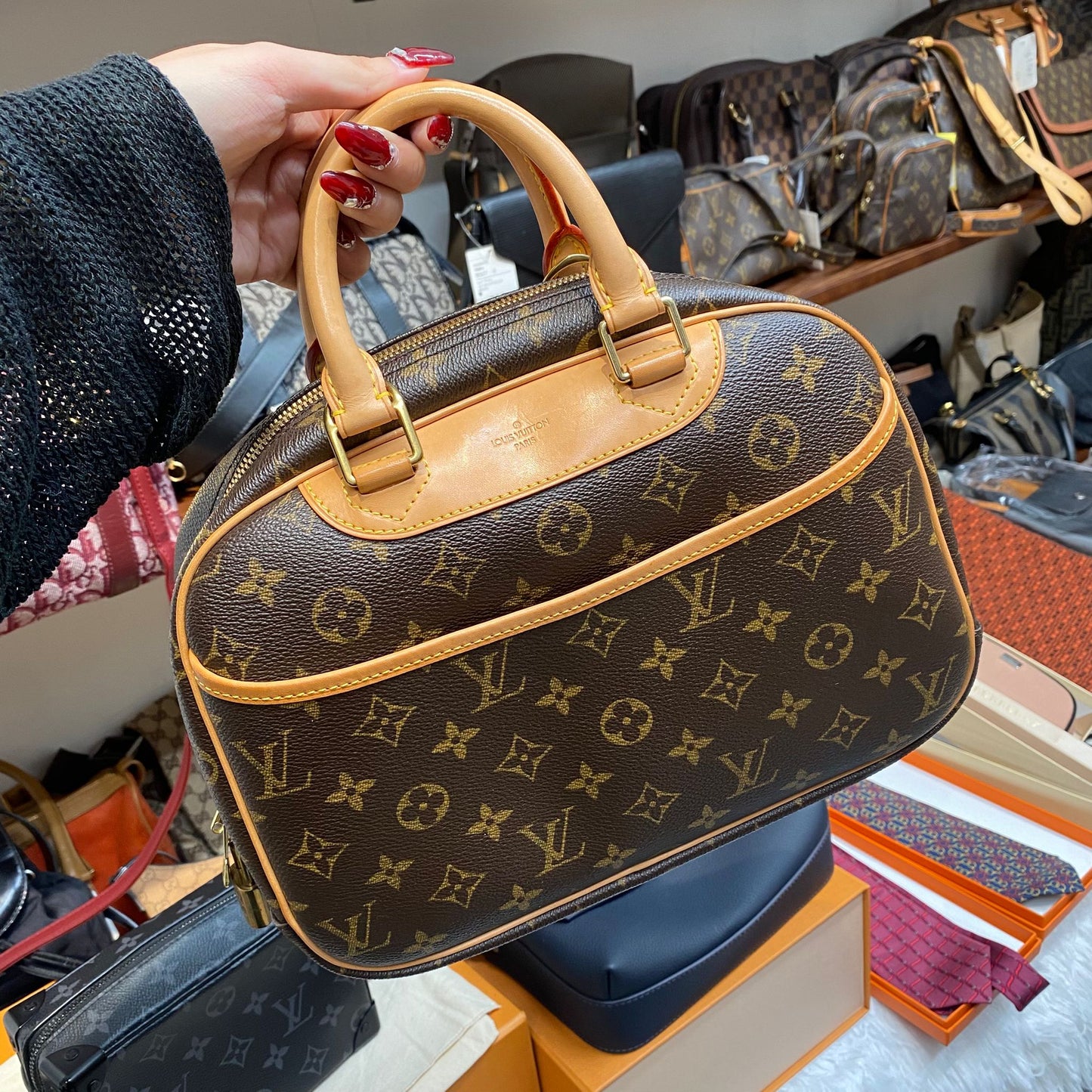 LV Trouville 手拿包