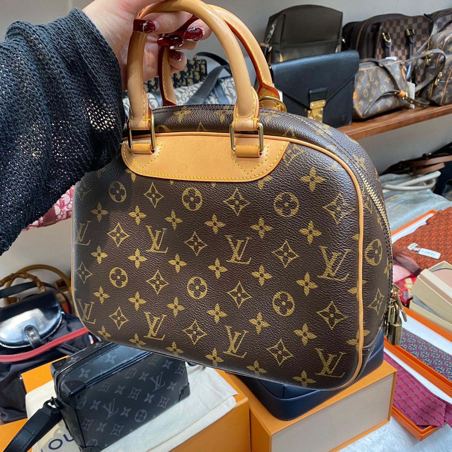 LV Trouville 手拿包