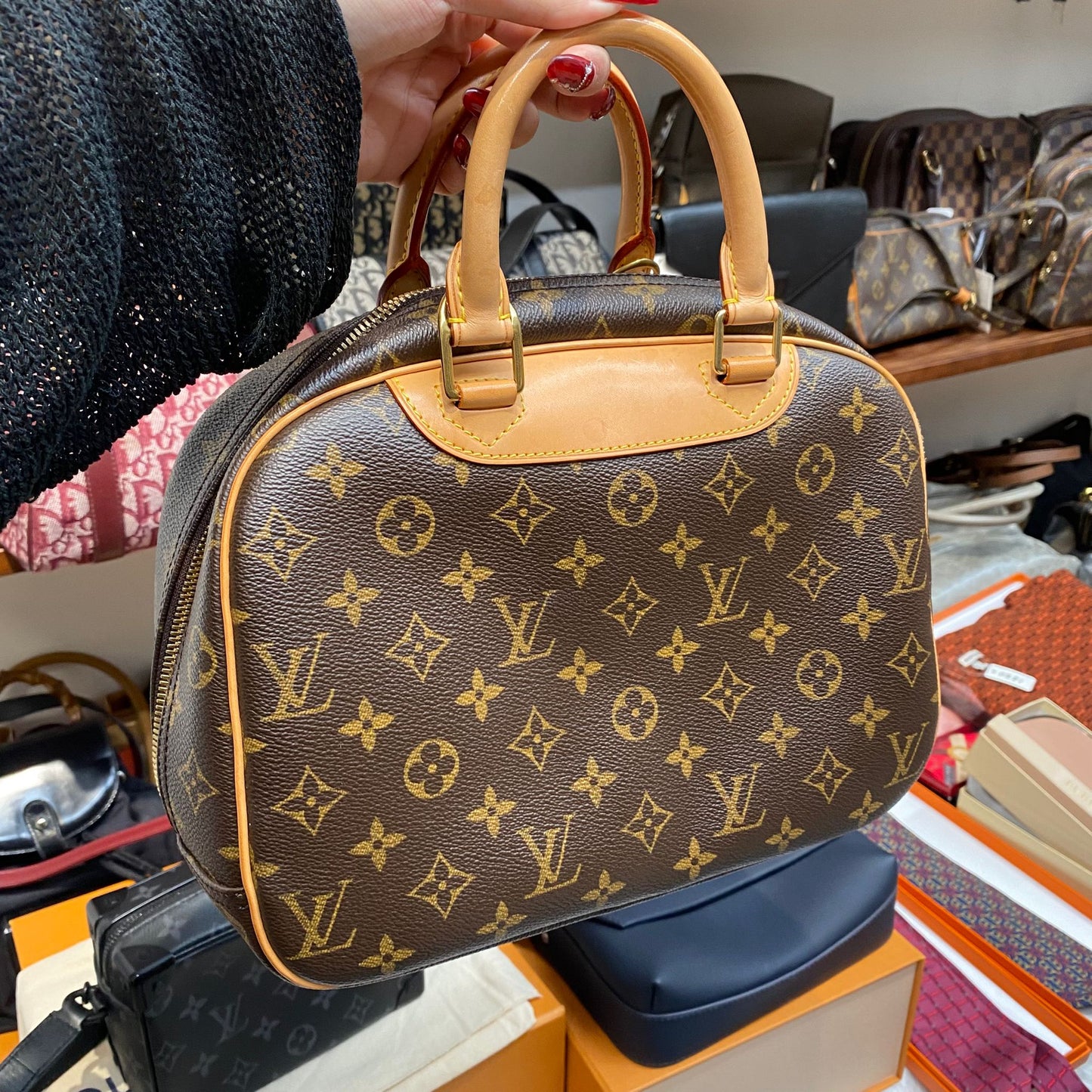 LV Trouville 手拿包