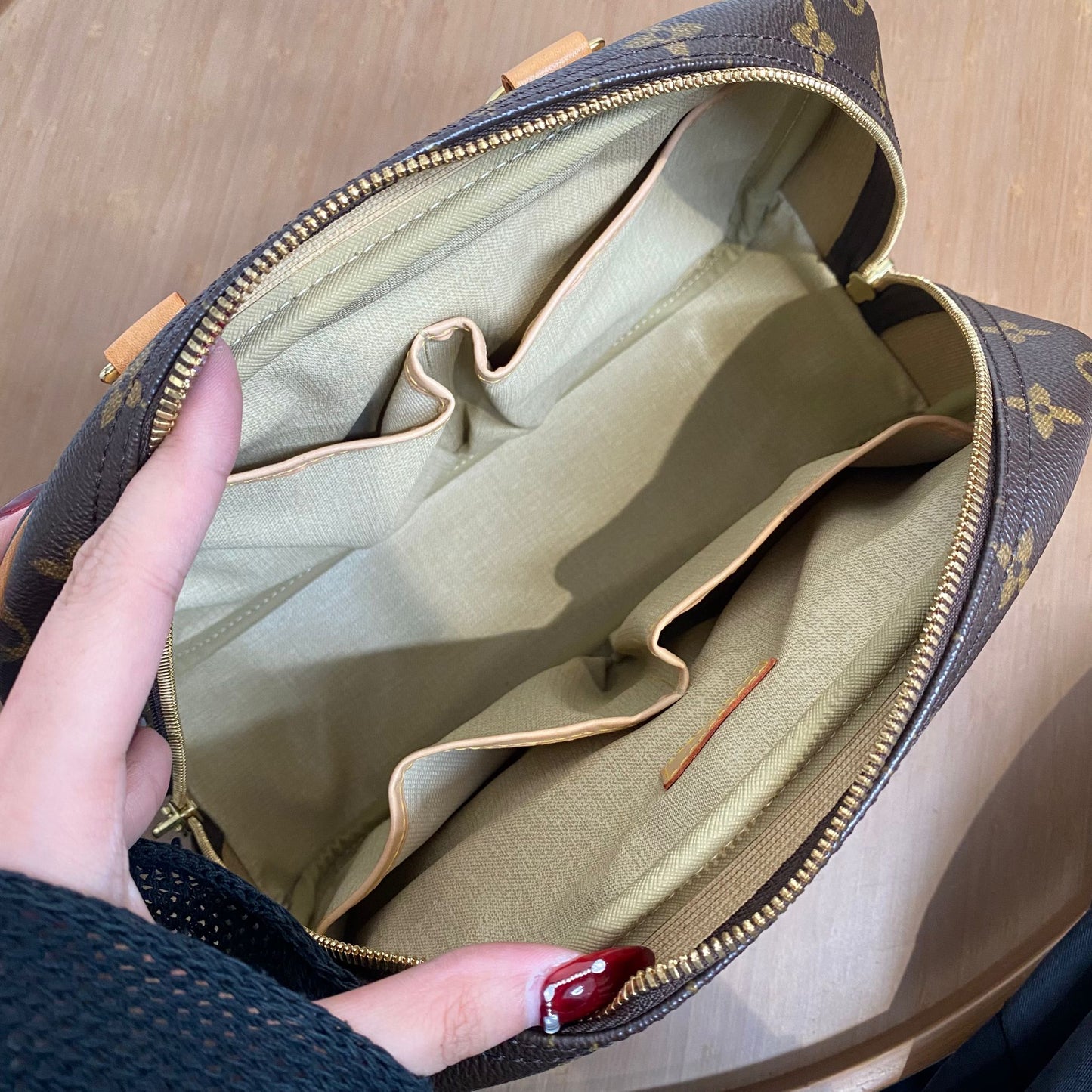 LV Trouville 手拿包