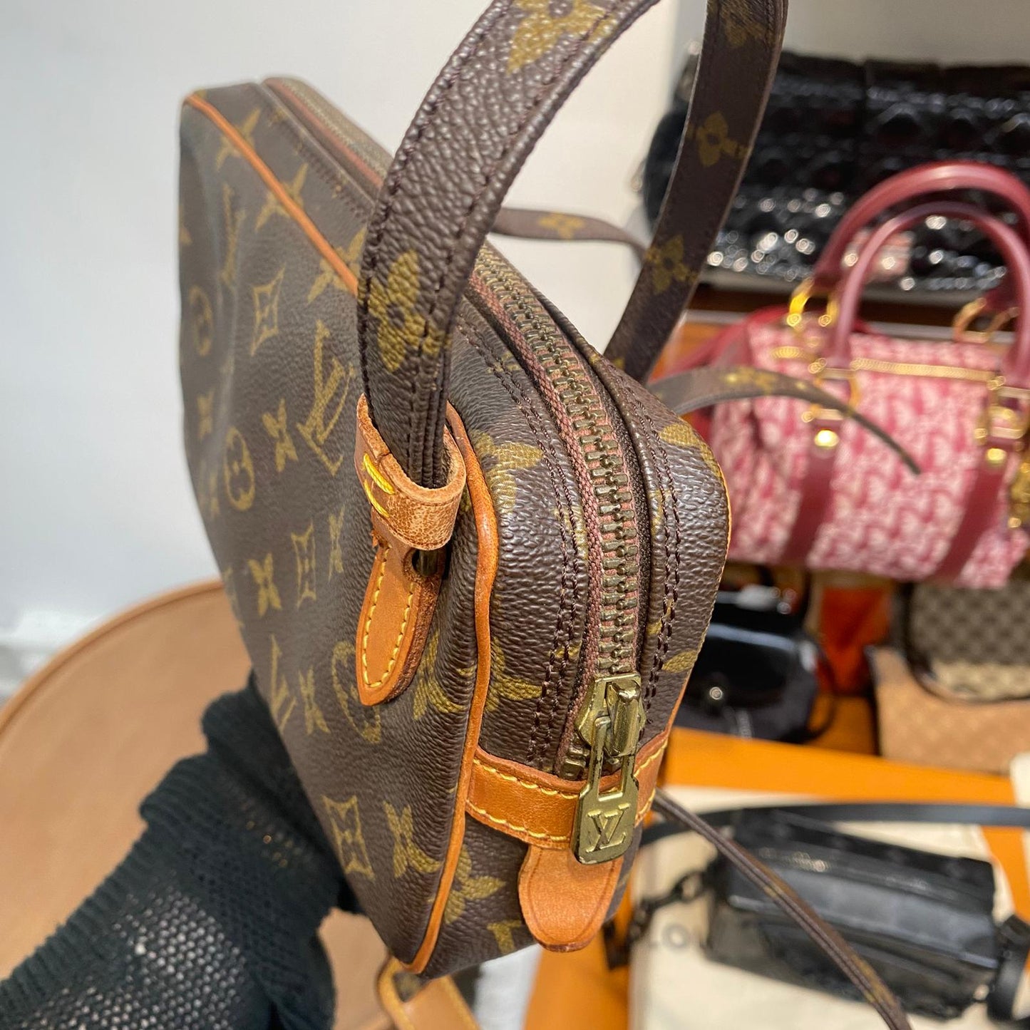 LV 老花斜孭袋