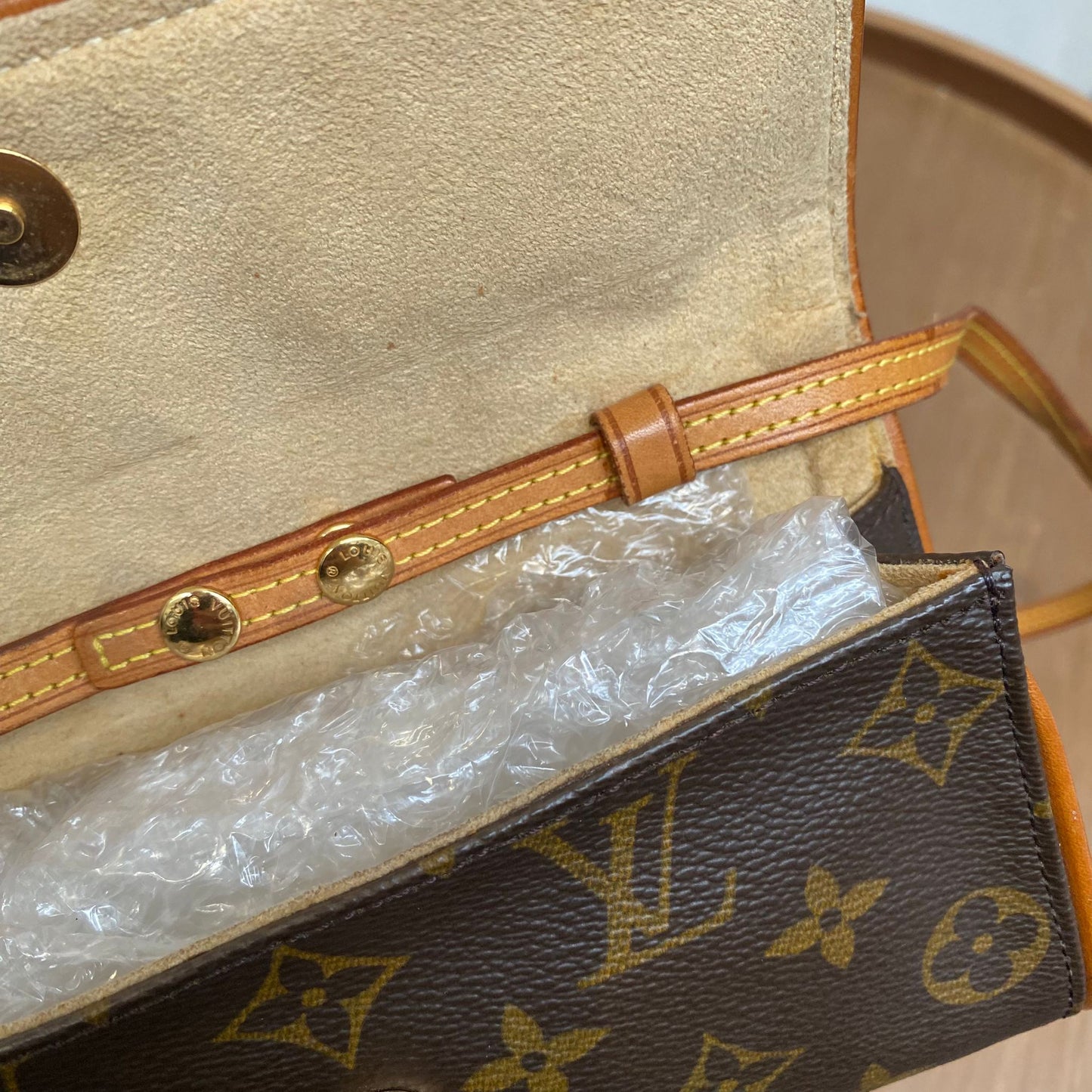 LV 信封斜孭袋