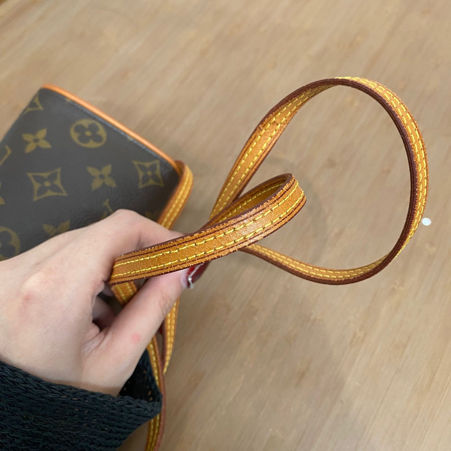 LV 信封斜孭袋
