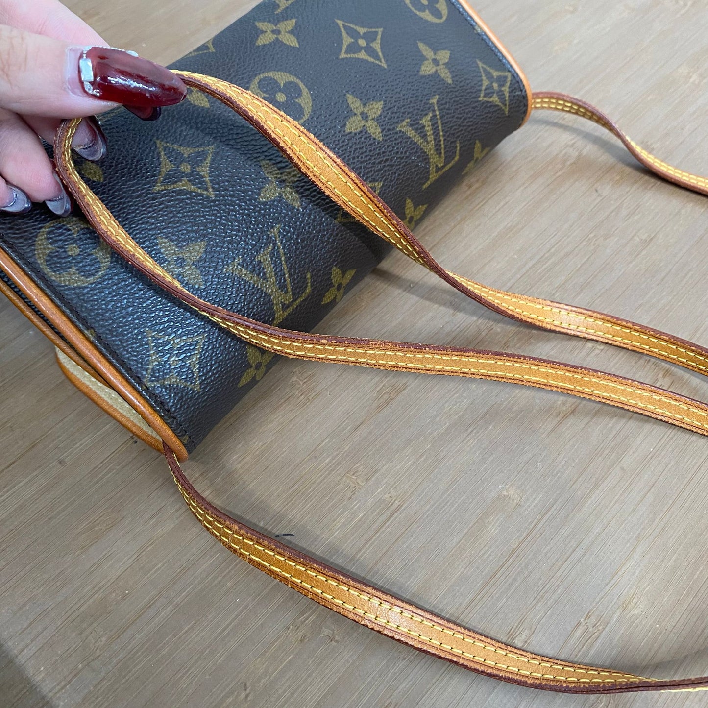 LV 信封斜孭袋