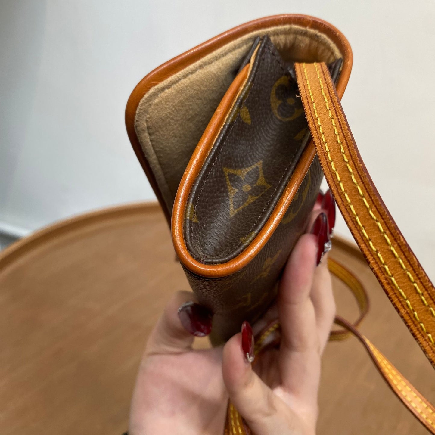 LV 信封斜孭袋