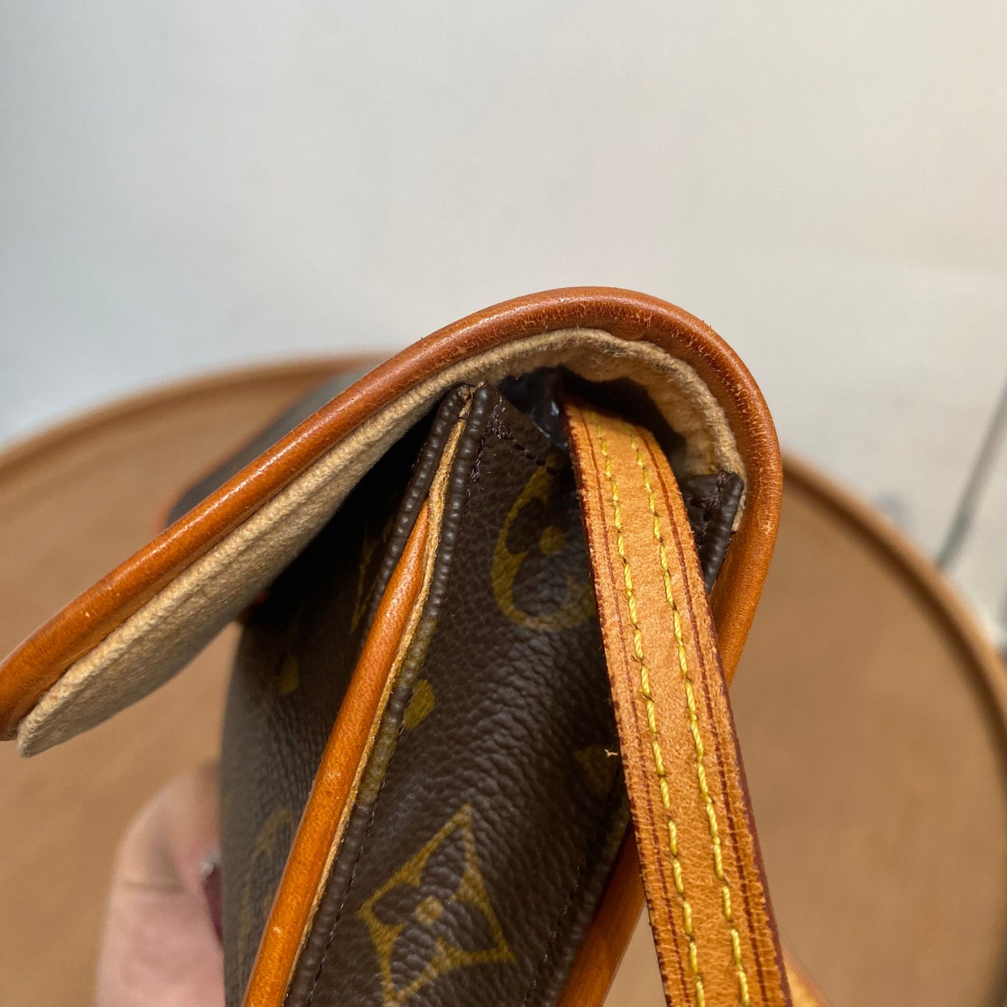LV 信封斜孭袋