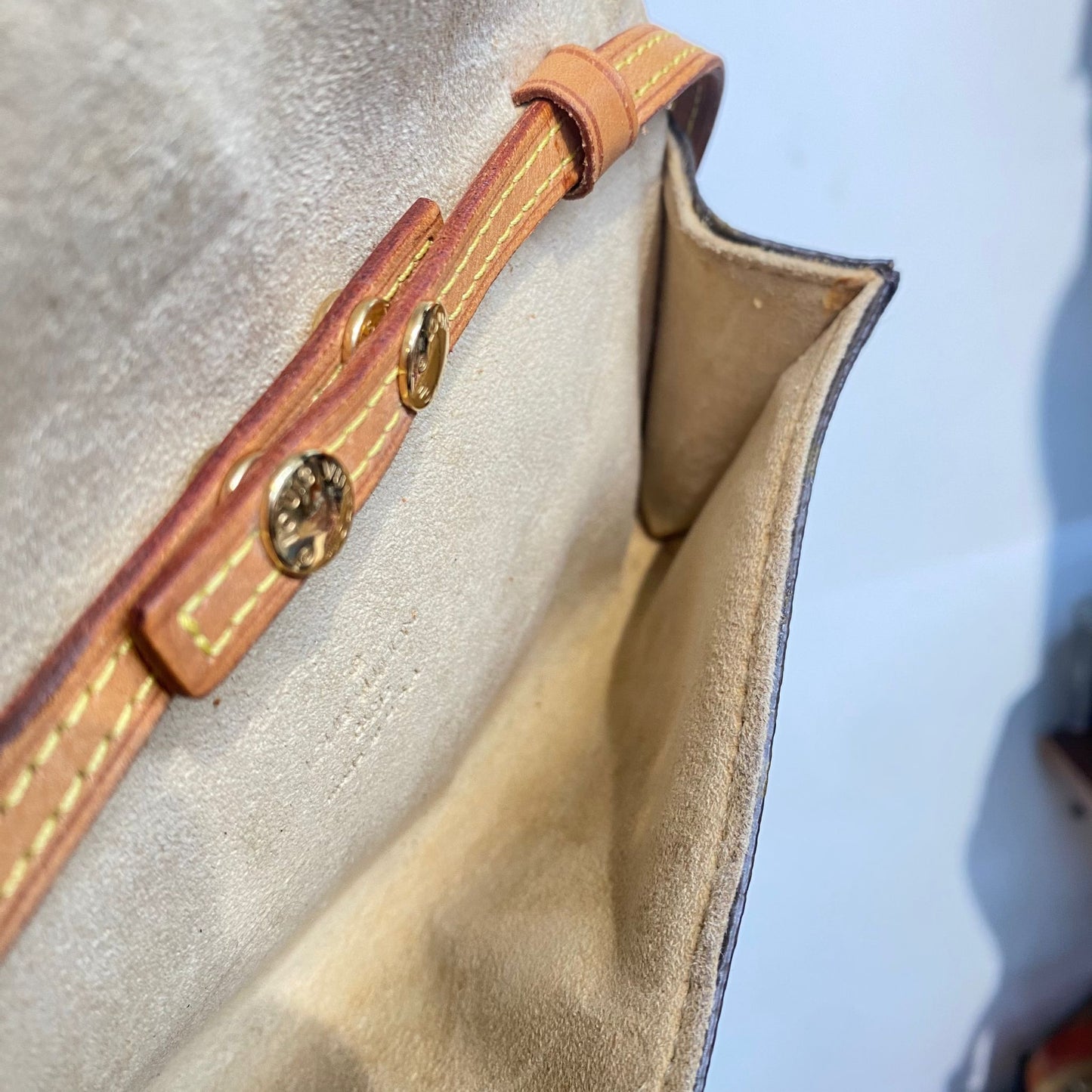 LV 信封斜孭袋