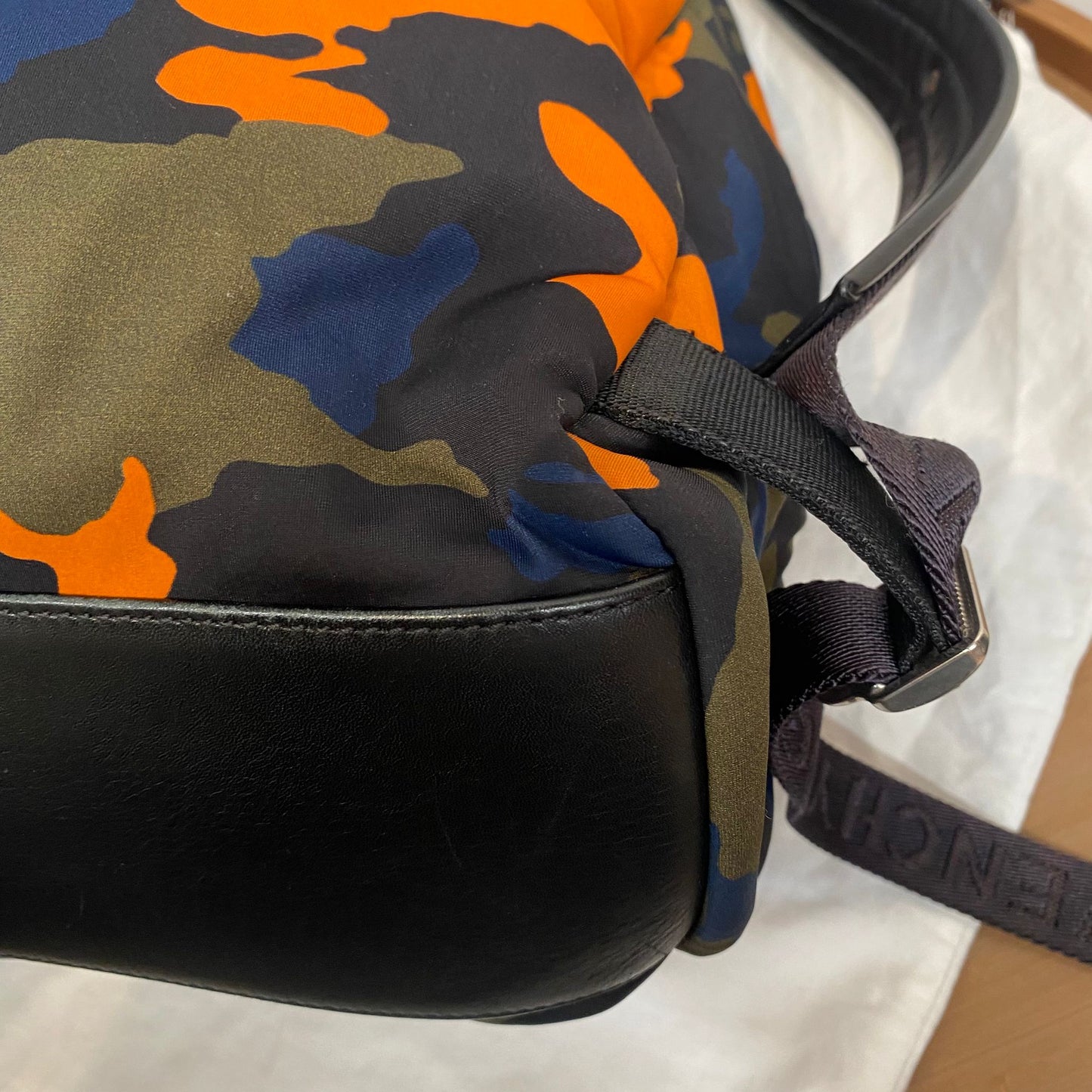 Givenchy迷彩背囊 有塵袋