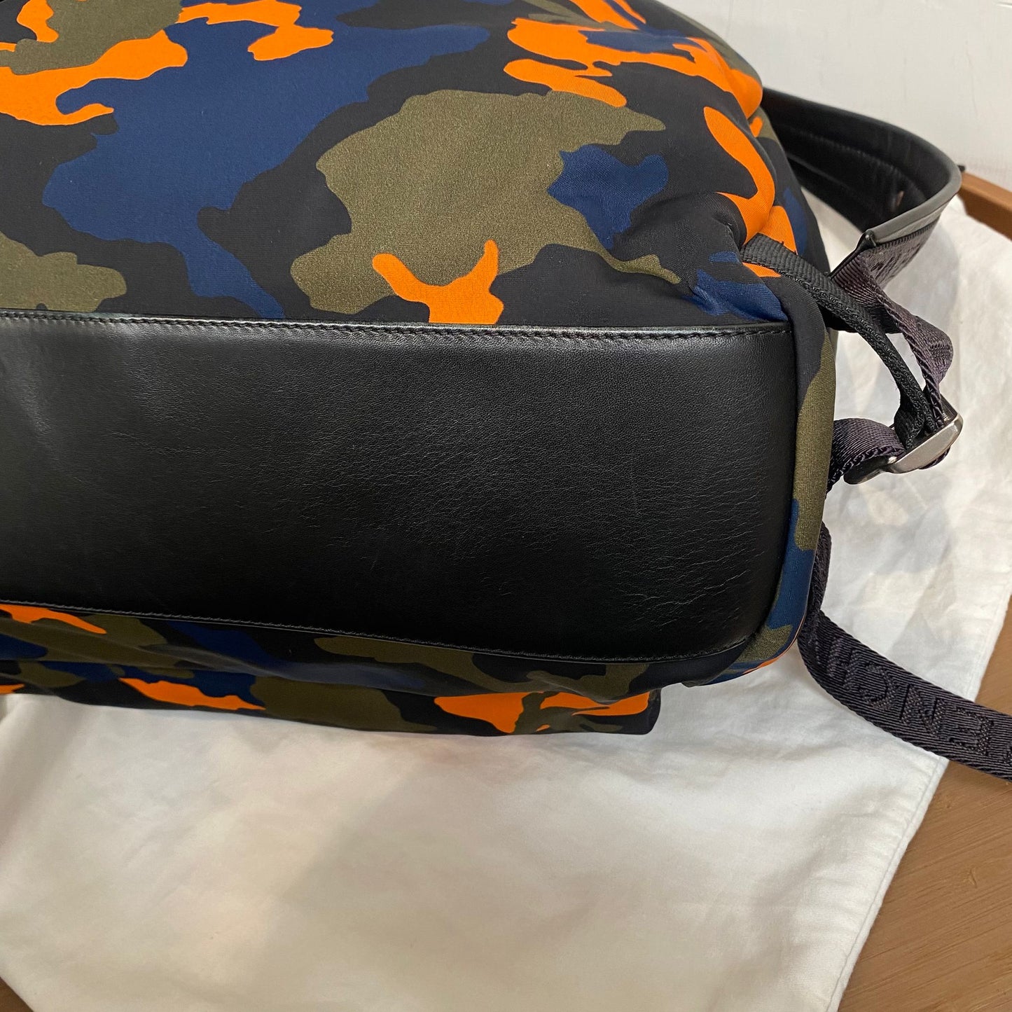 Givenchy迷彩背囊 有塵袋