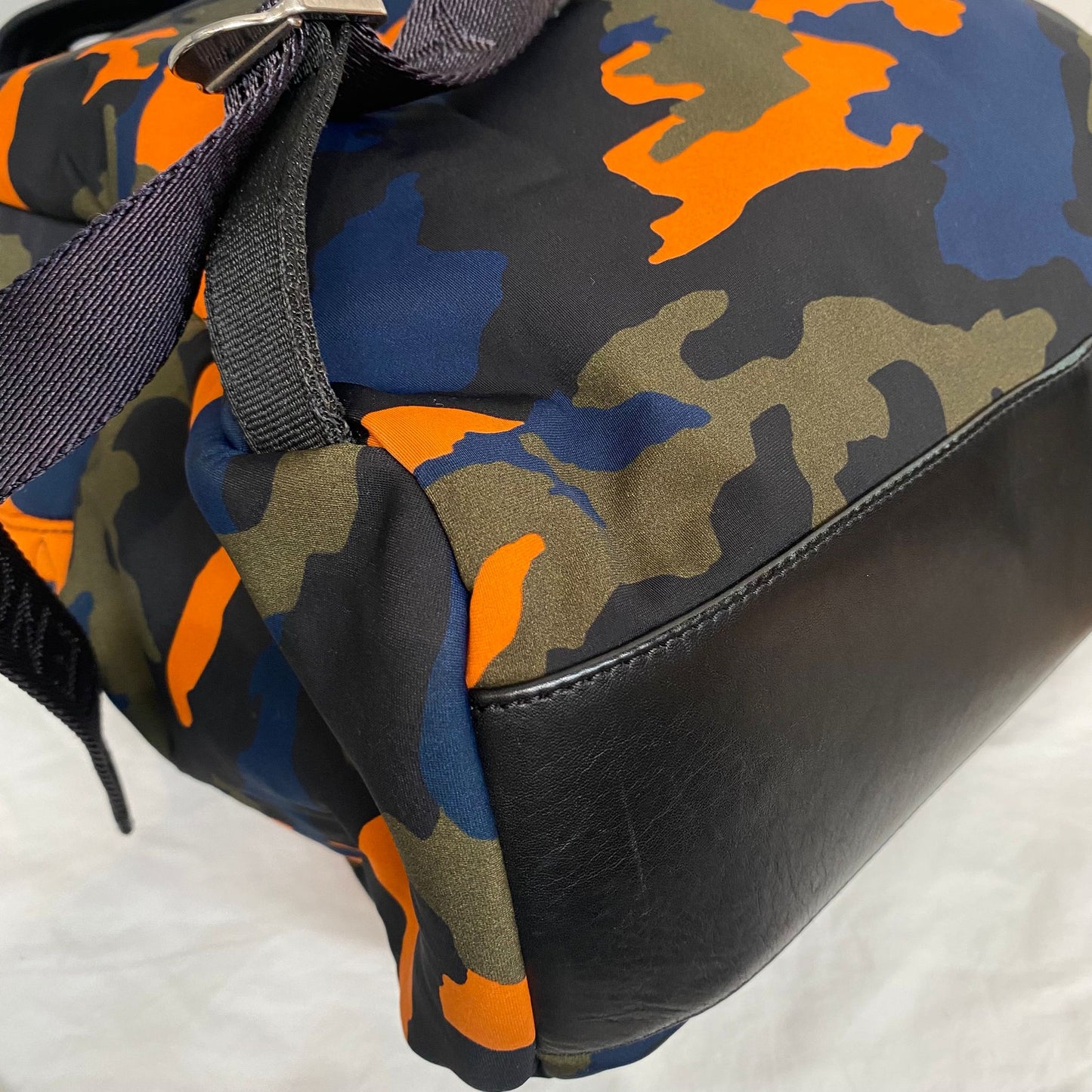 Givenchy迷彩背囊 有塵袋