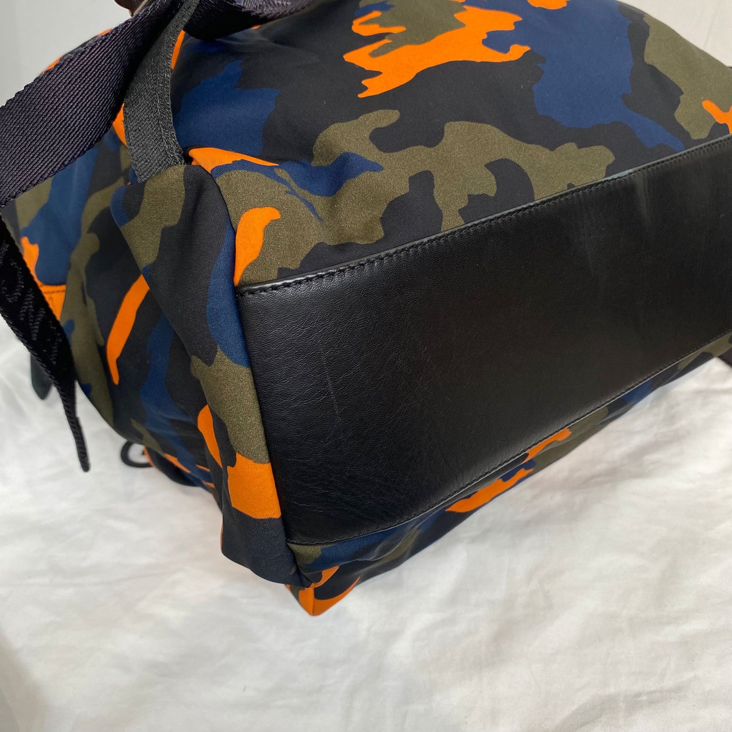 Givenchy迷彩背囊 有塵袋