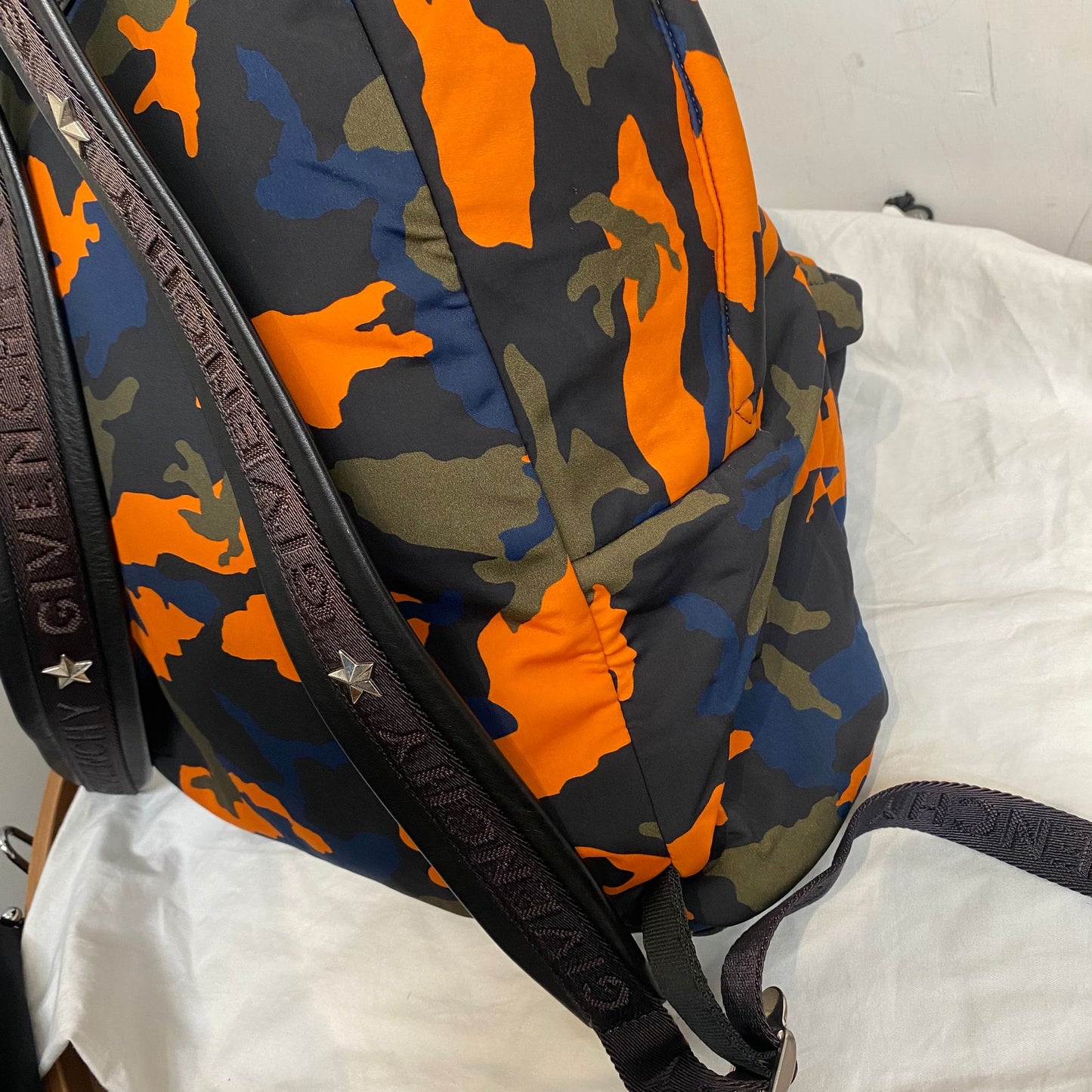 Givenchy迷彩背囊 有塵袋