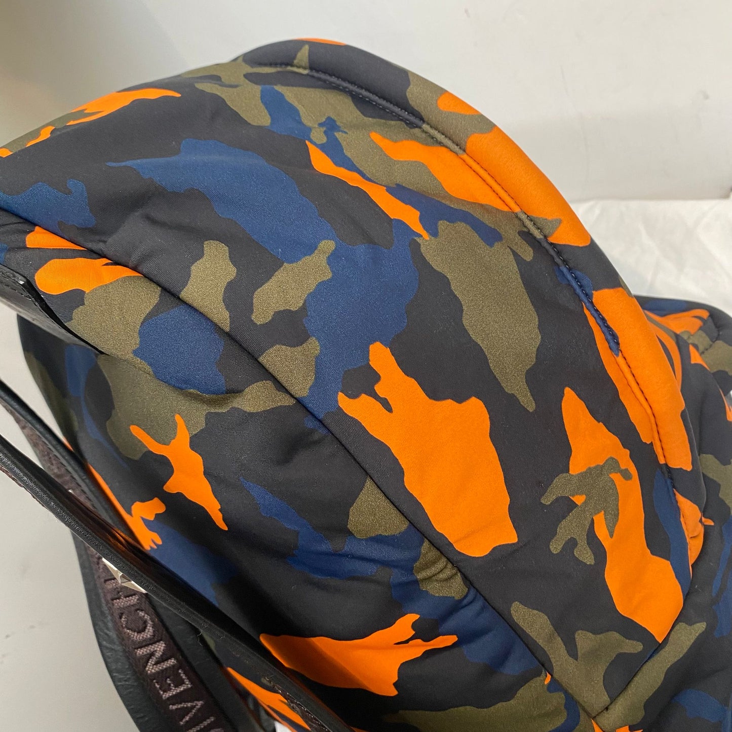 Givenchy迷彩背囊 有塵袋