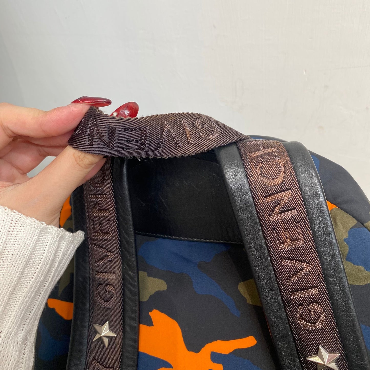 Givenchy迷彩背囊 有塵袋
