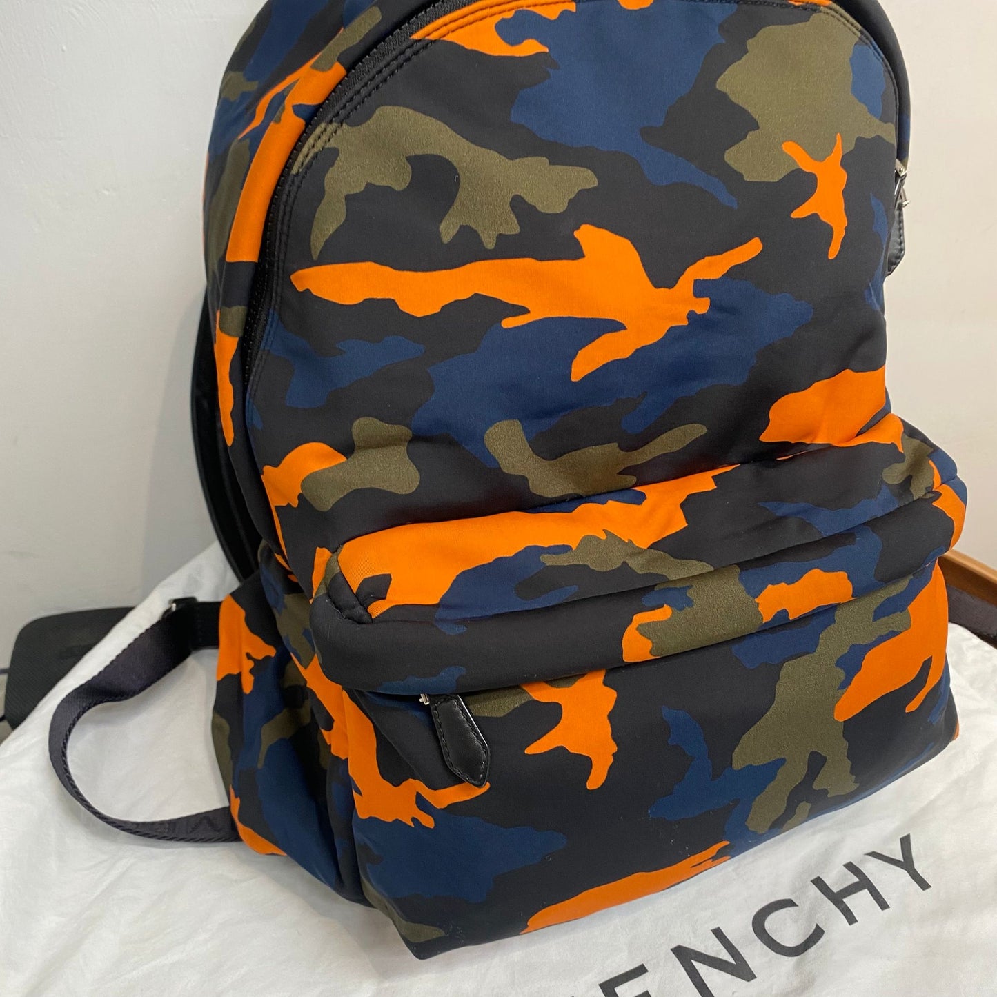 Givenchy迷彩背囊 有塵袋