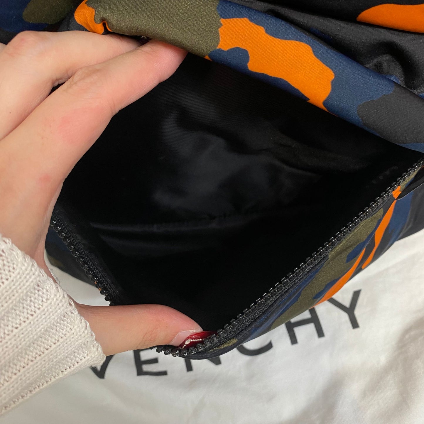 Givenchy迷彩背囊 有塵袋
