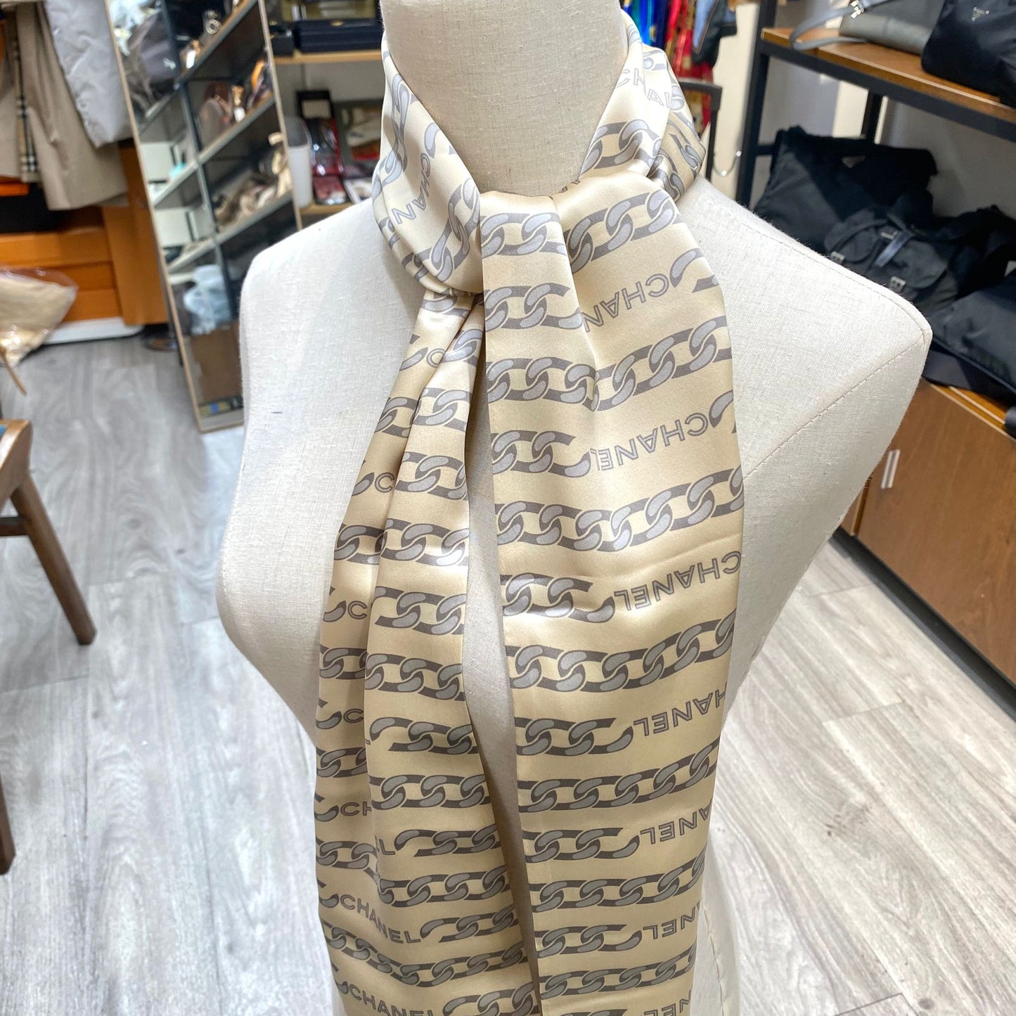 Chanel 100%真絲長絲巾 有tag