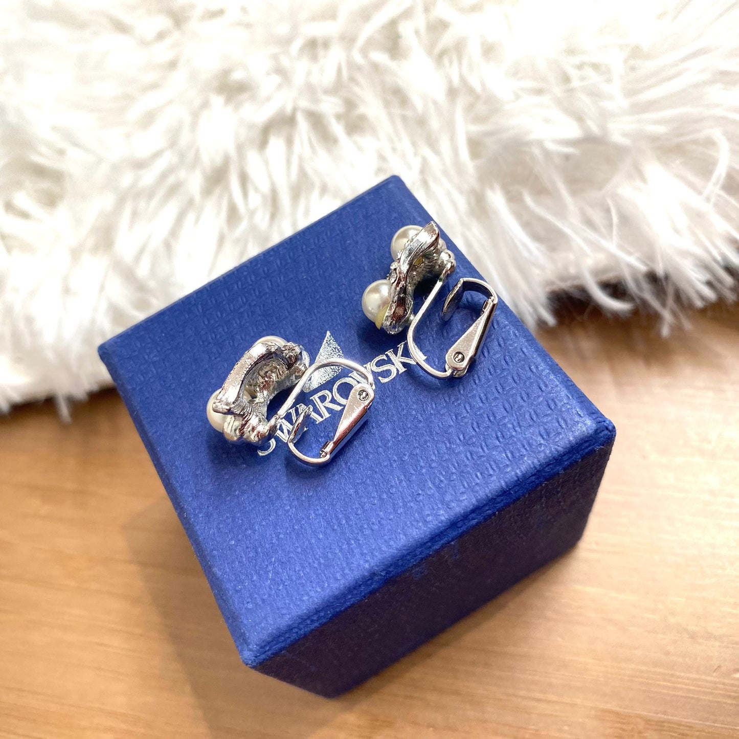 SWAROVSKI 耳夾  有盒有塵袋