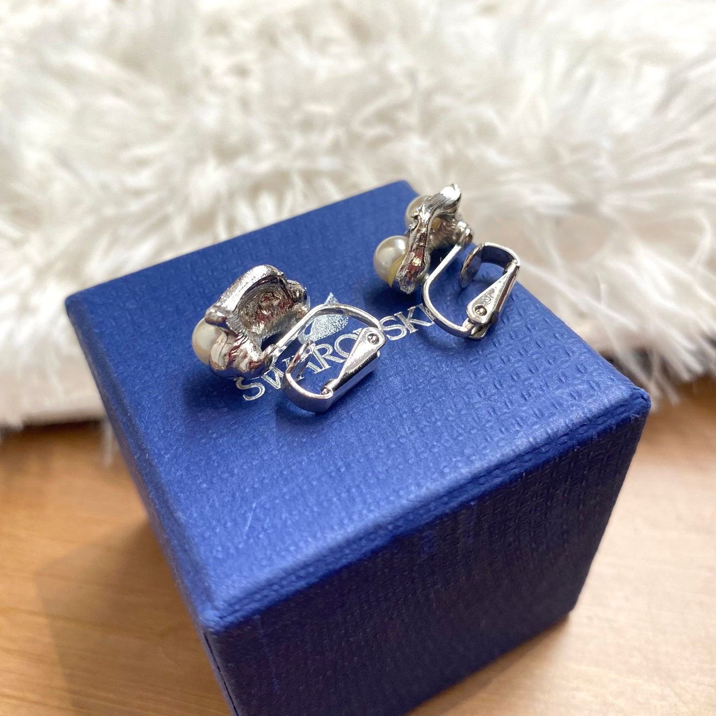 SWAROVSKI 耳夾  有盒有塵袋