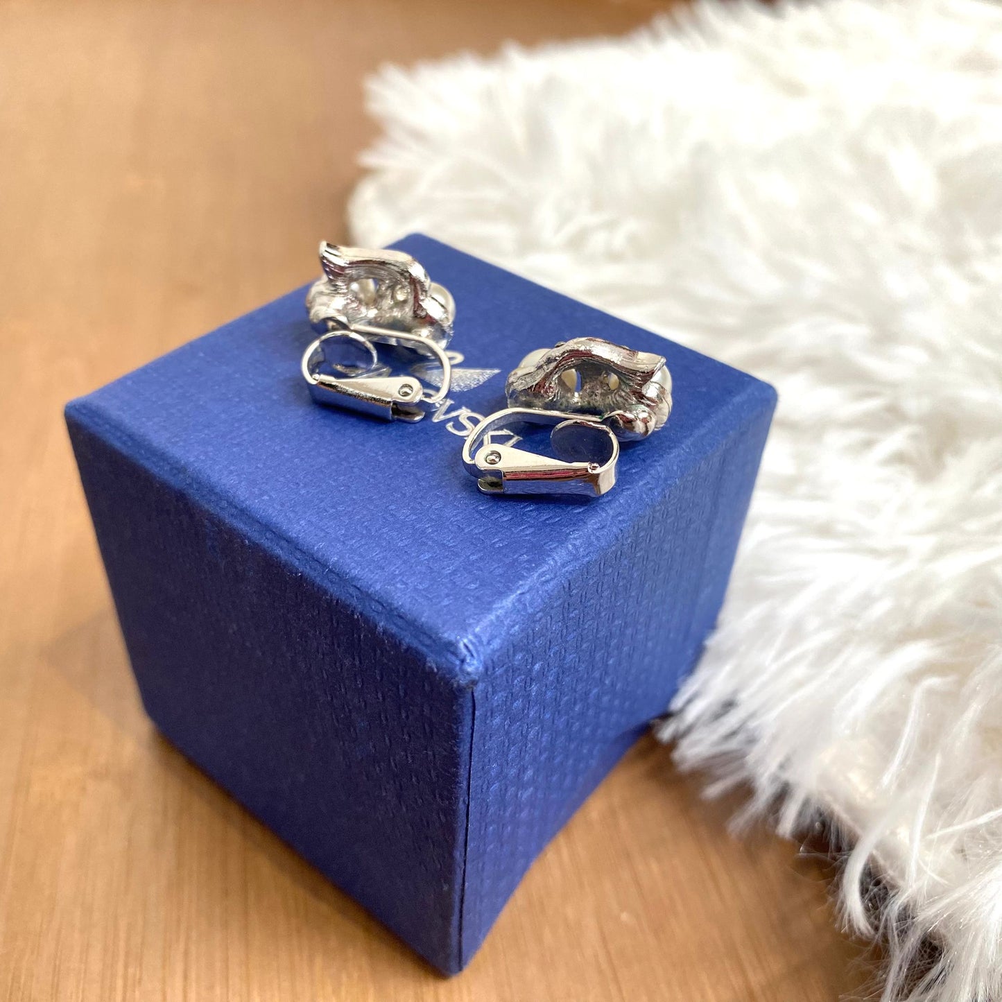 SWAROVSKI 耳夾  有盒有塵袋