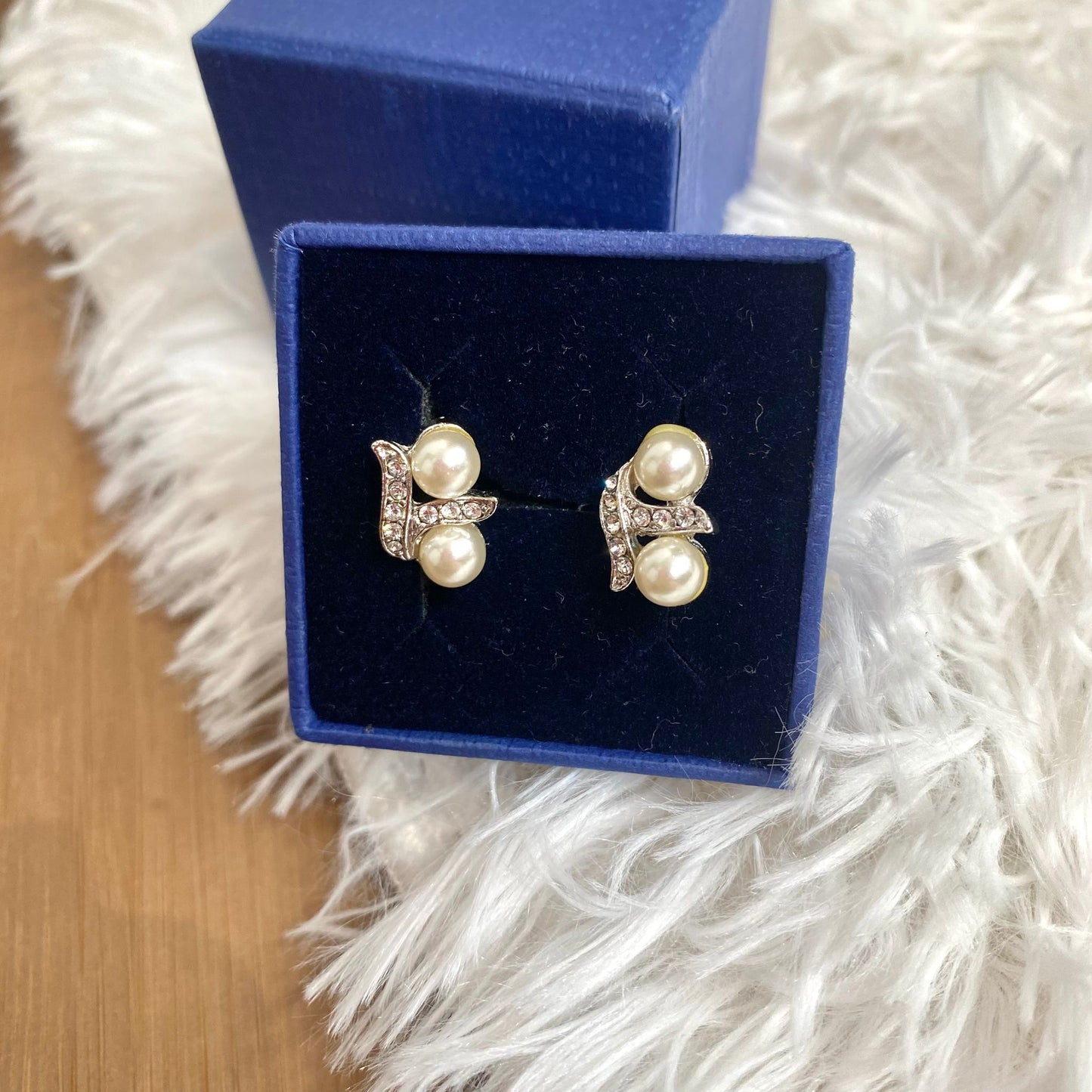 SWAROVSKI 耳夾  有盒有塵袋