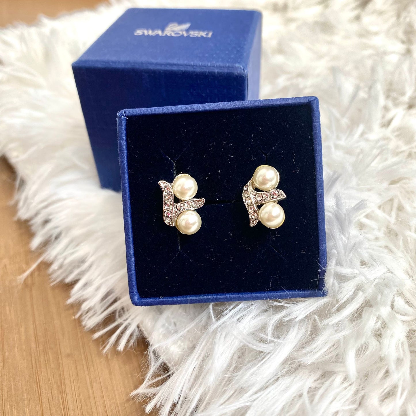 SWAROVSKI 耳夾  有盒有塵袋