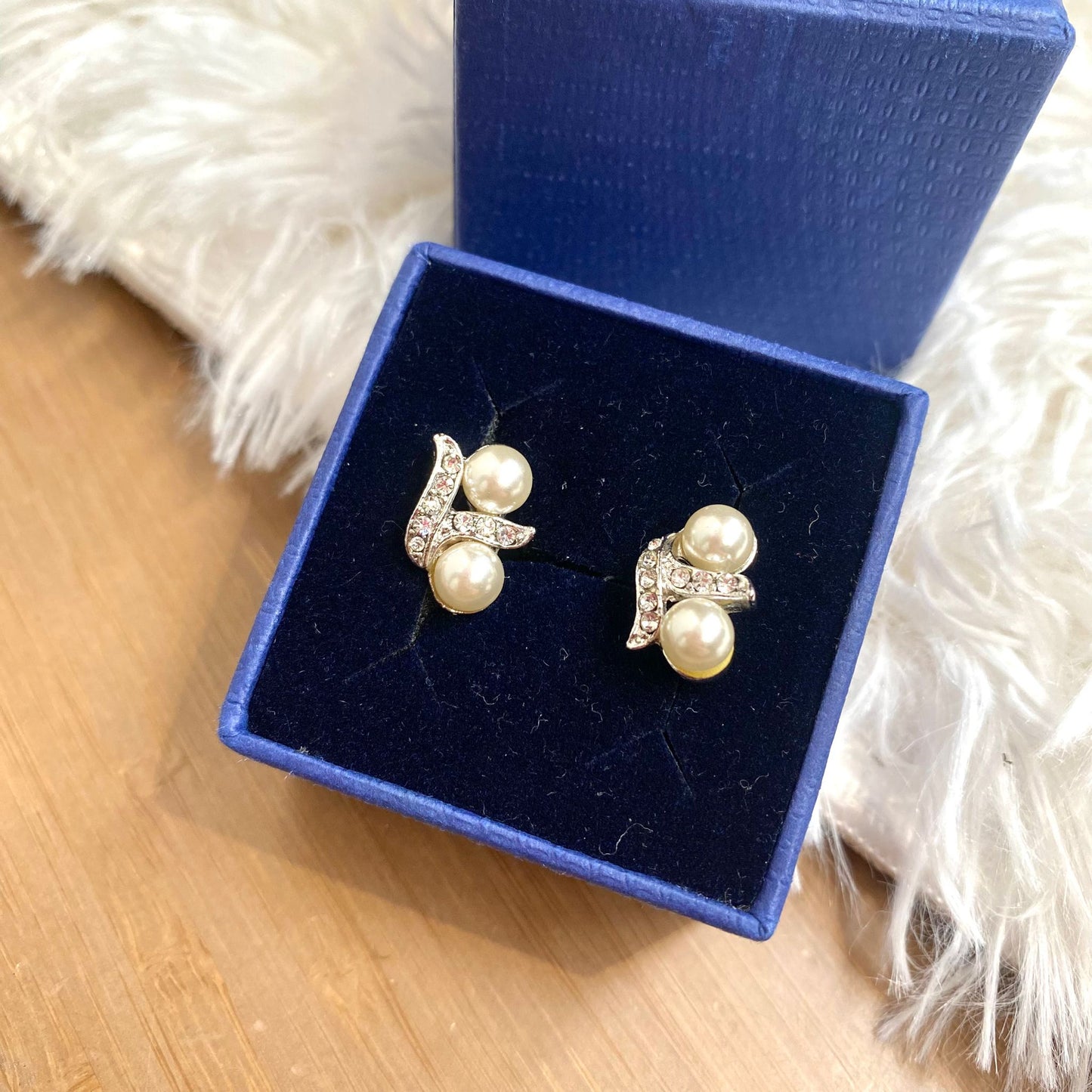 SWAROVSKI 耳夾  有盒有塵袋