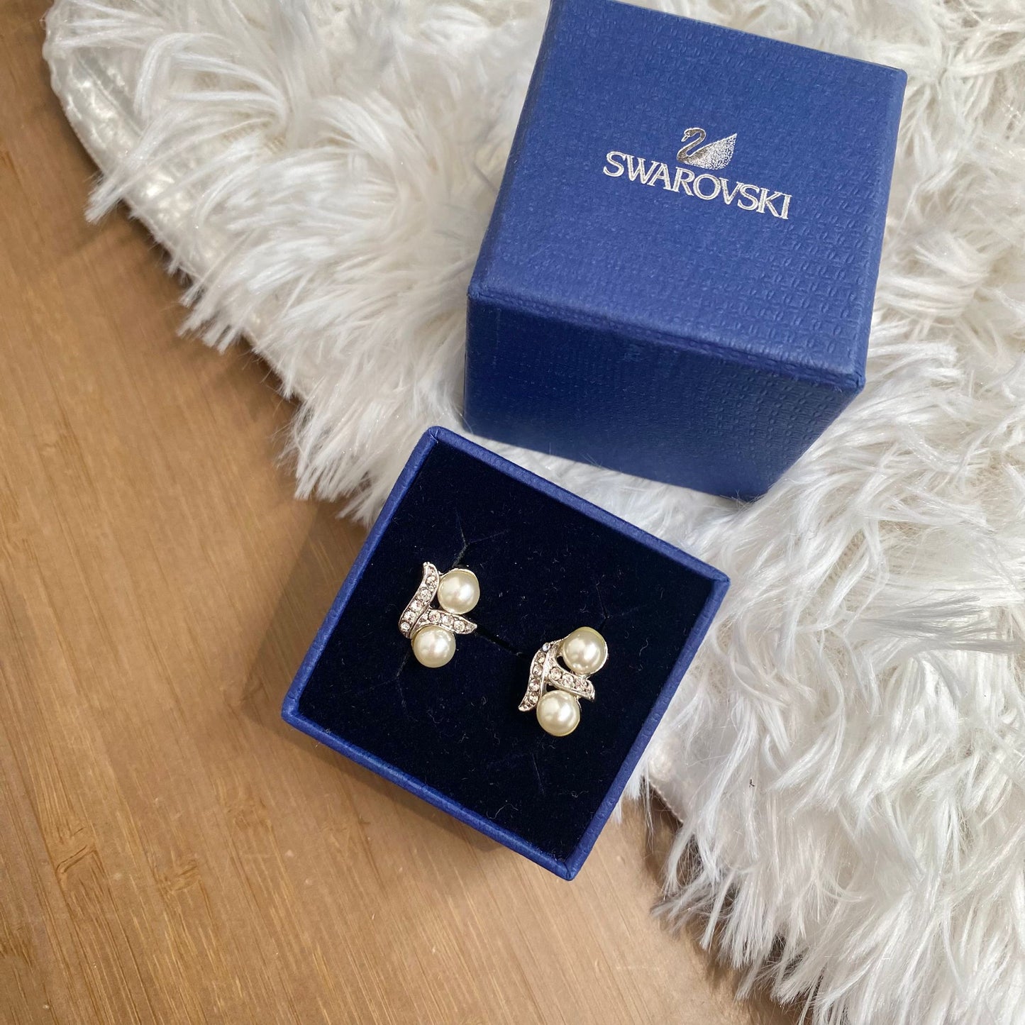 SWAROVSKI 耳夾  有盒有塵袋