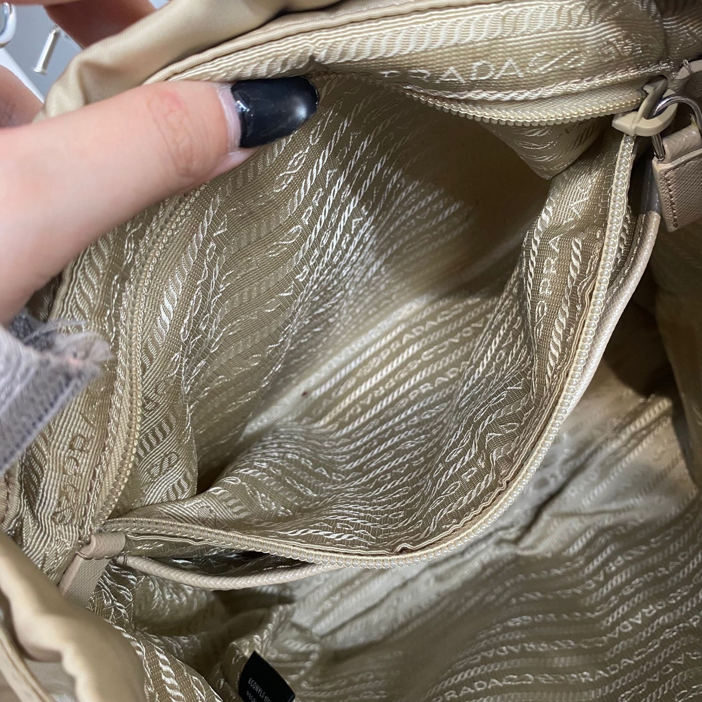 Prada香檳金背囊