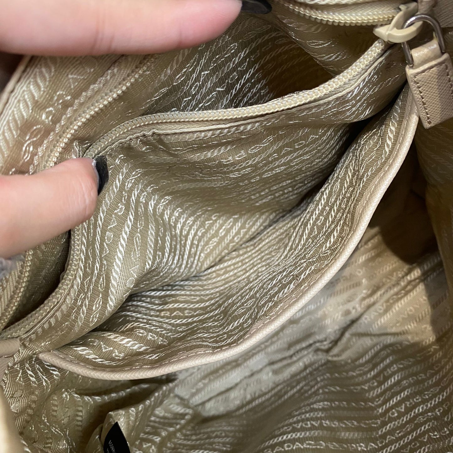 Prada香檳金背囊