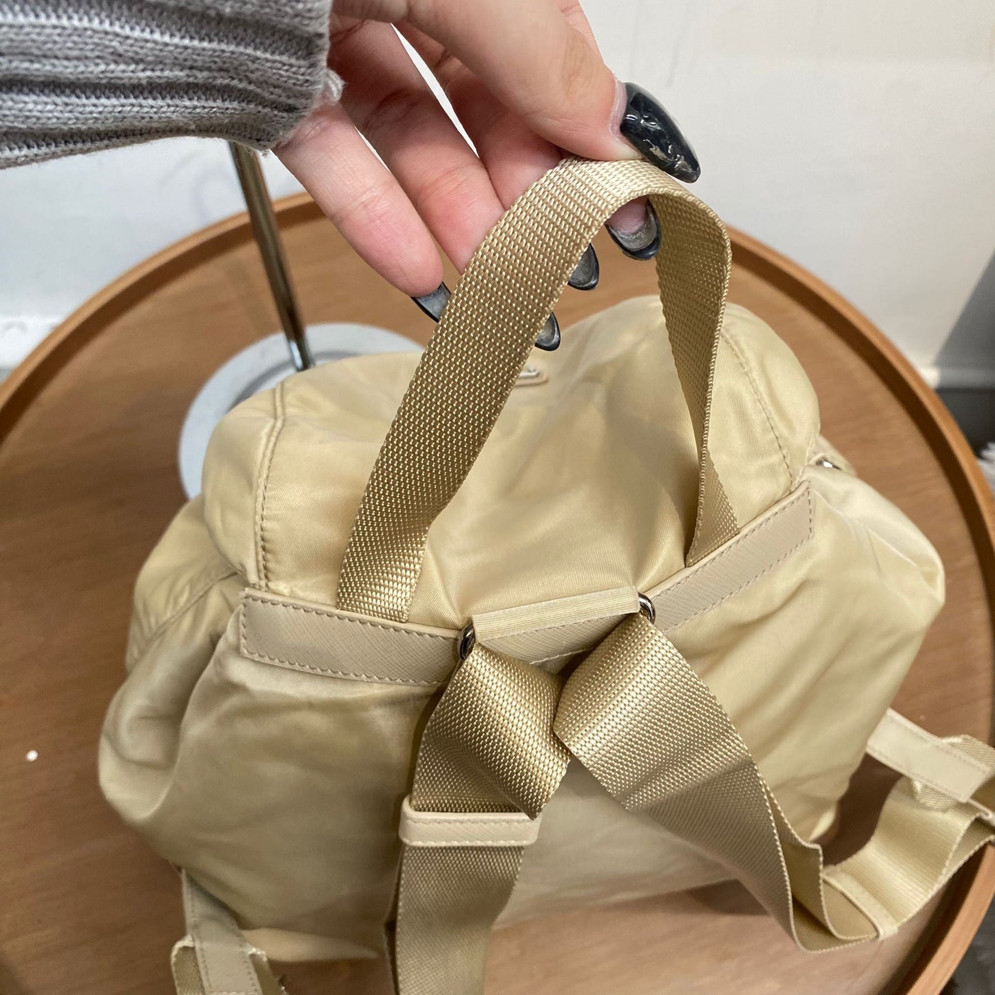 Prada香檳金背囊