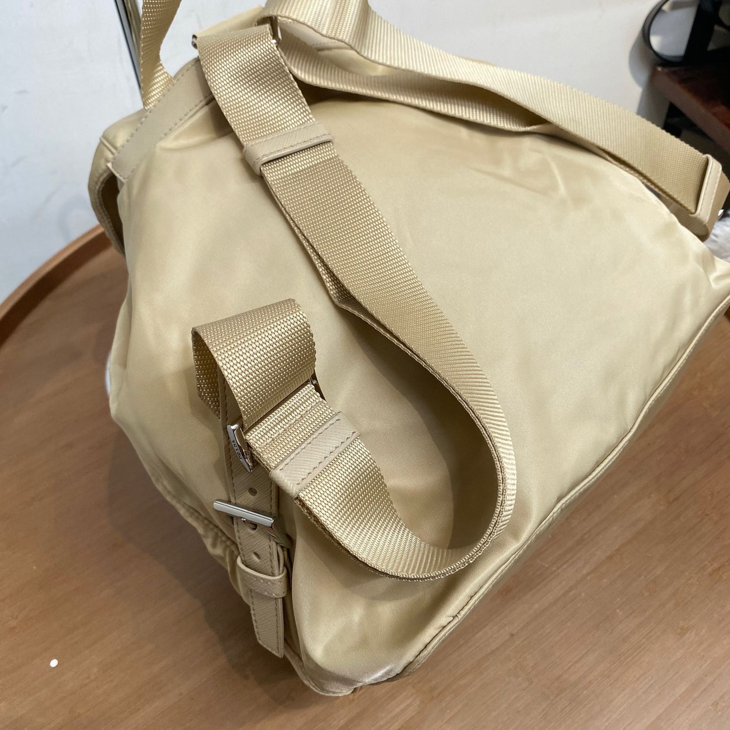 Prada香檳金背囊