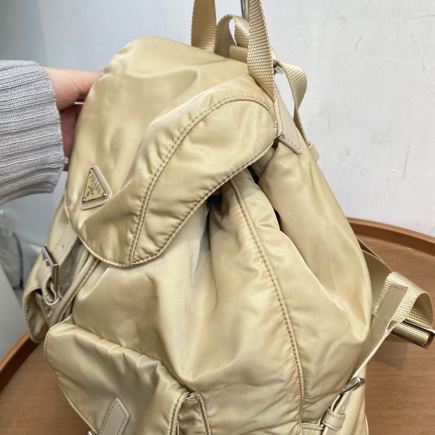 Prada香檳金背囊